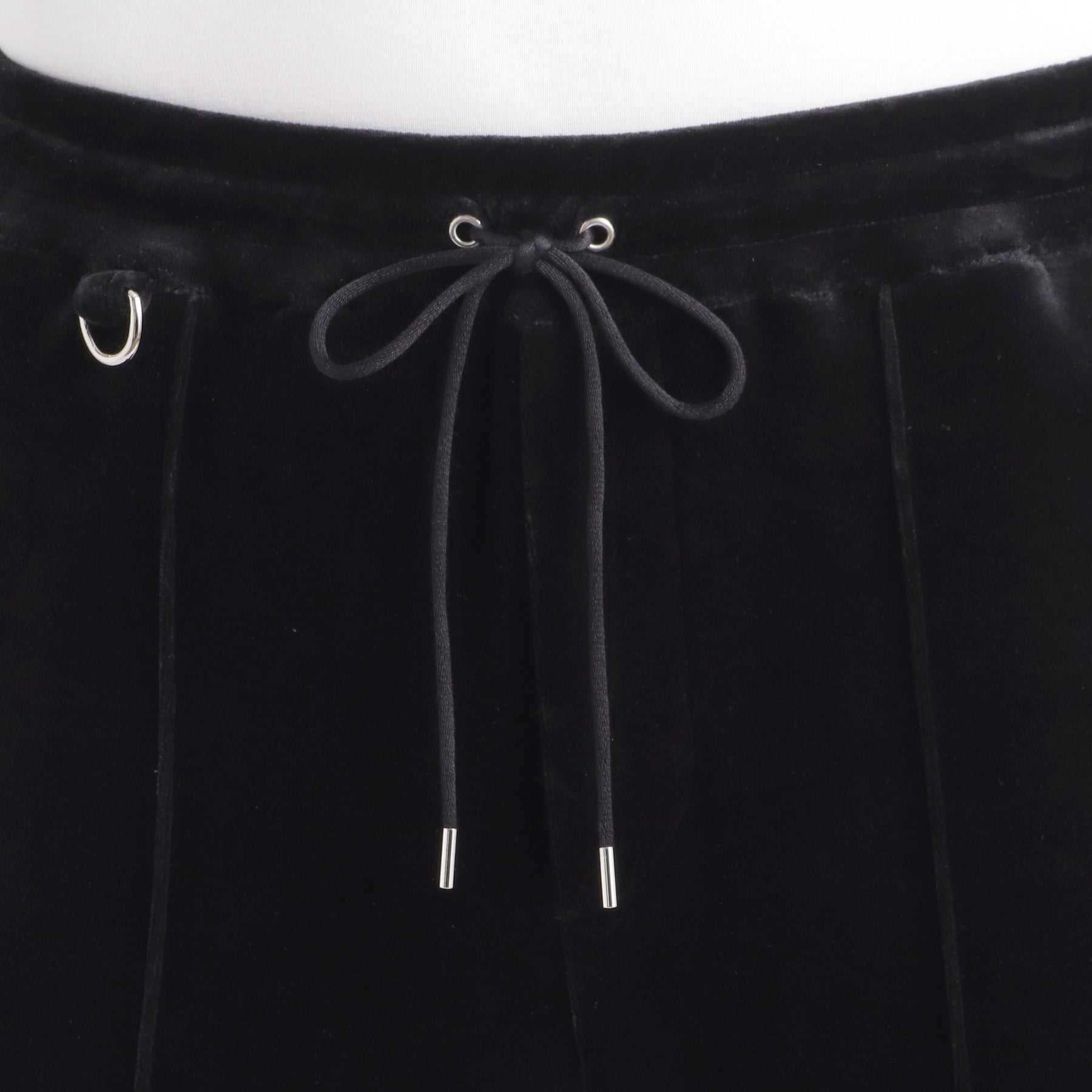 スビンプラチナムベロアジョガーパンツブラックのウエスト紐部分を写したメンズ着用画像