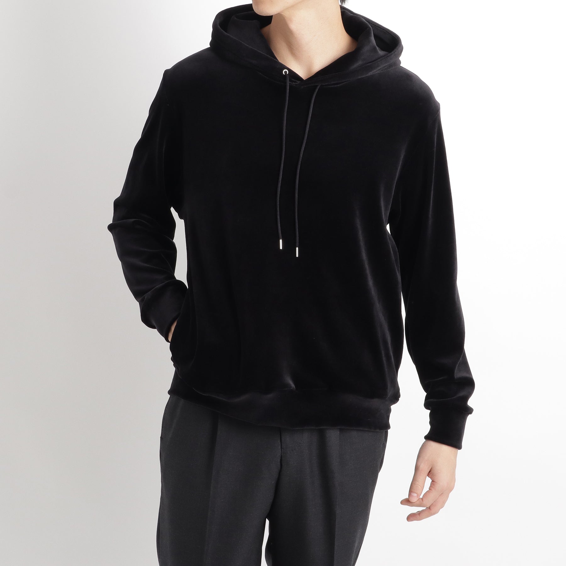 スビンプラチナムベロアプルオーバーフーディーブラックのメンズ着用画像2