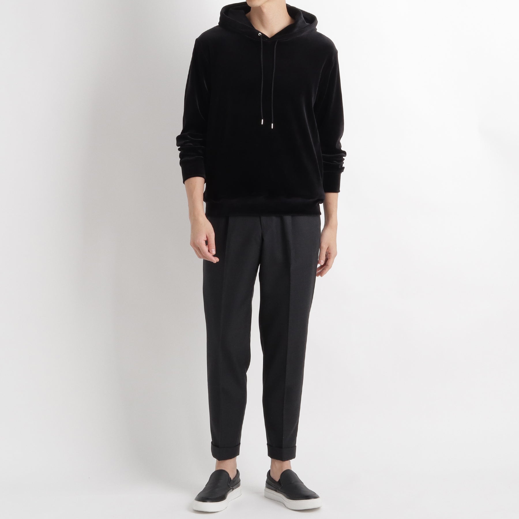 スビンプラチナムベロアプルオーバーフーディーブラックとパンツのメンズ着用画像2