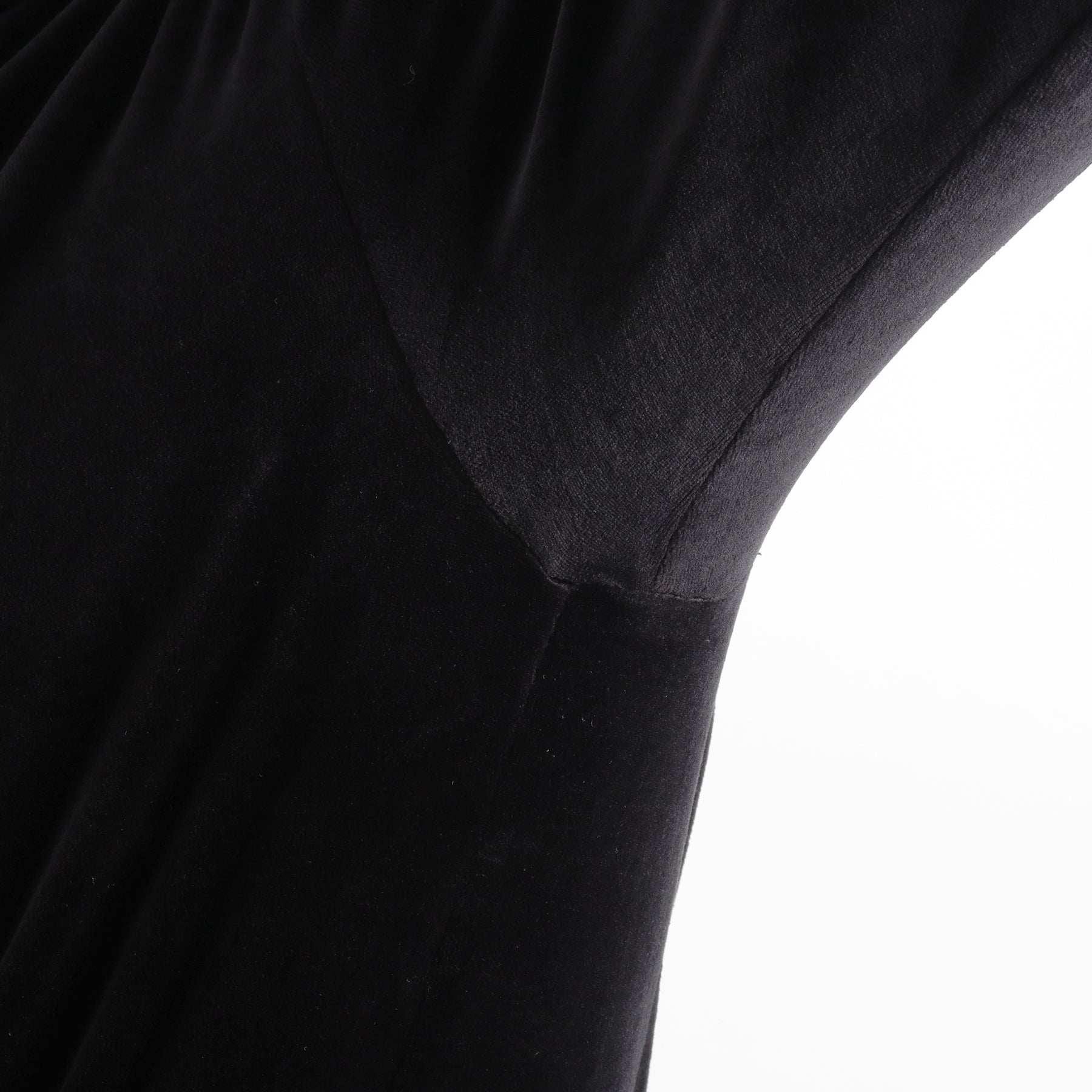 スビンプラチナムベロアプルオーバーフーディーブラックのうで回りを写したメンズ着用画像