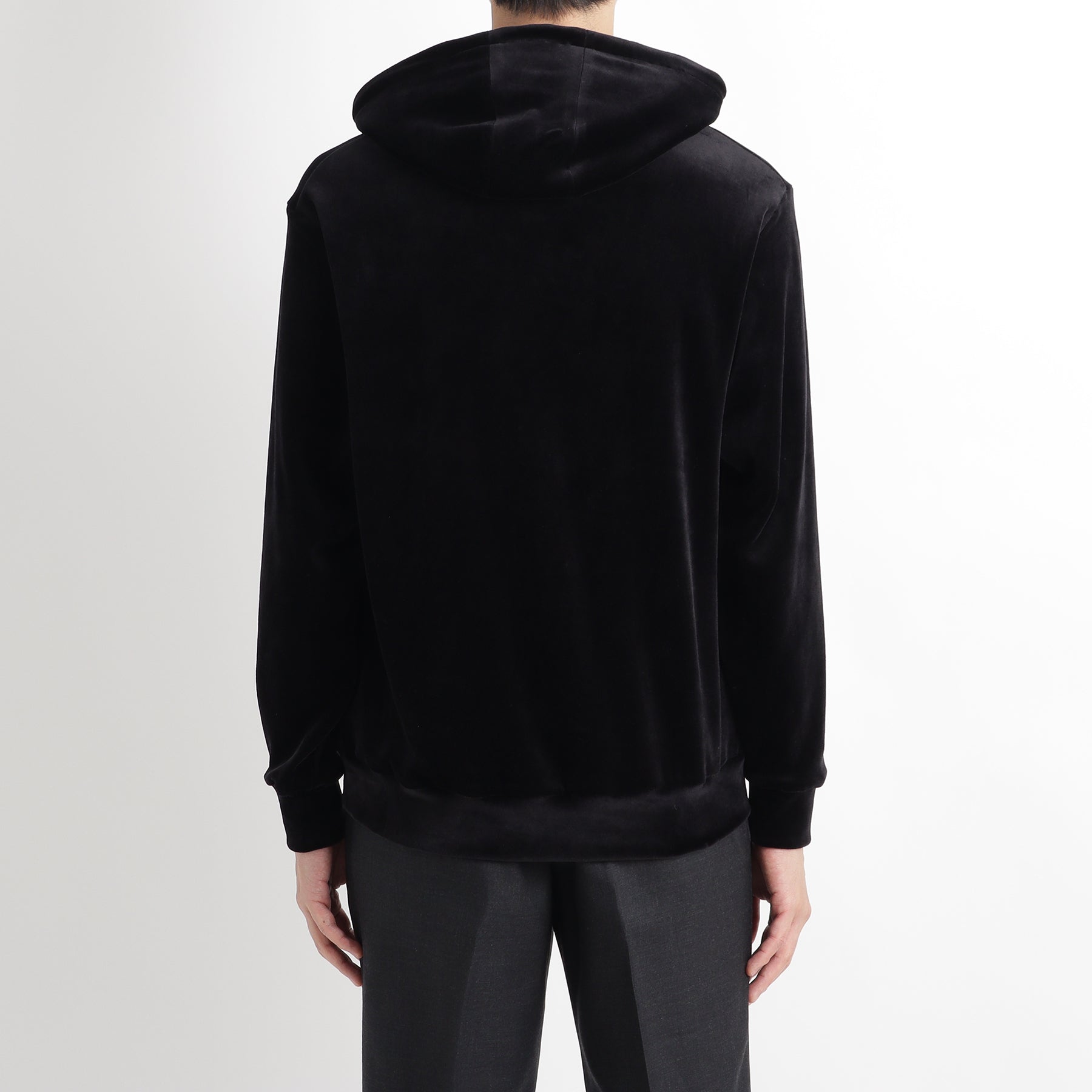スビンプラチナムベロアプルオーバーフーディーブラックの背面を写したメンズ着用画像