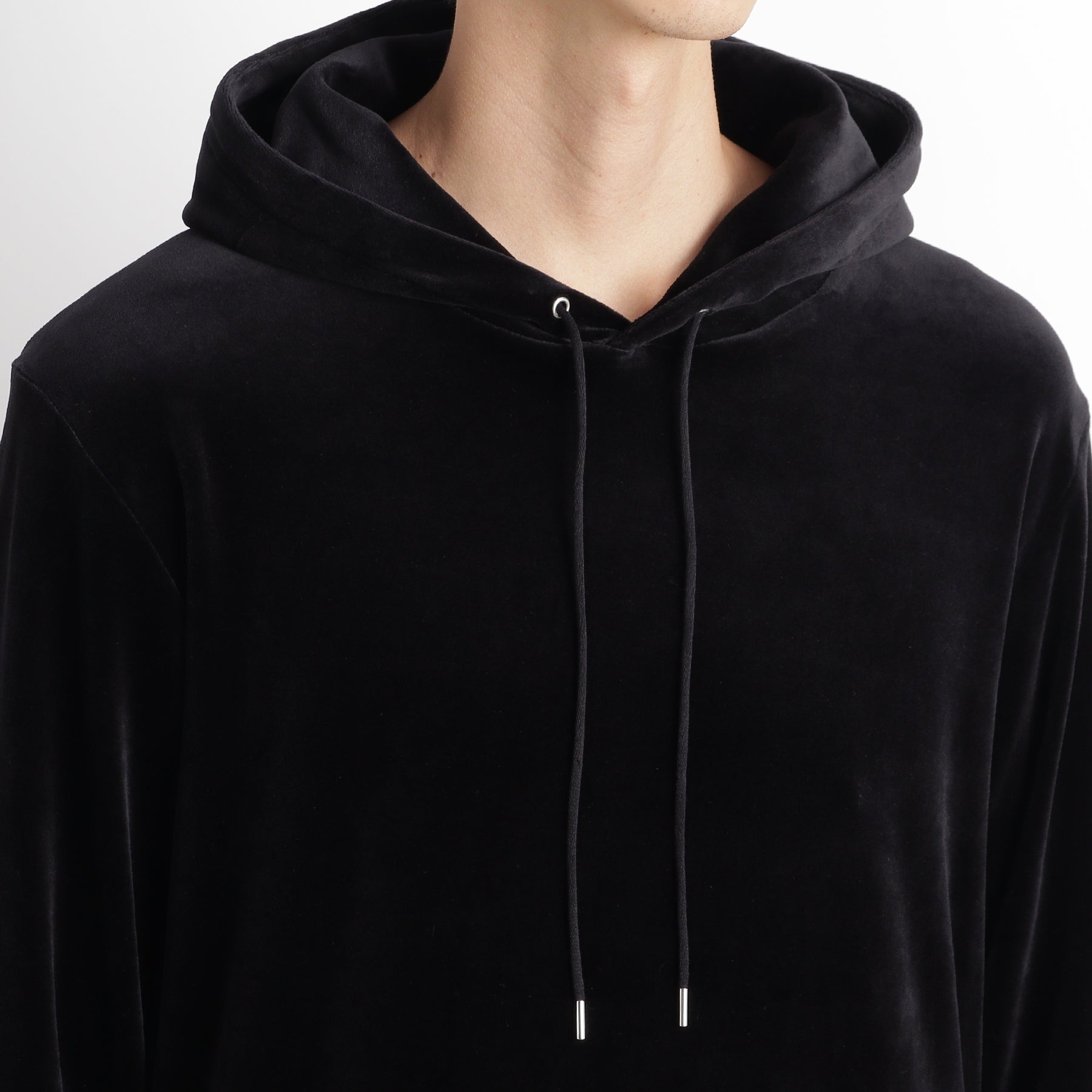 スビンプラチナムベロアプルオーバーフーディーブラックの首回りを写したメンズ着用画像