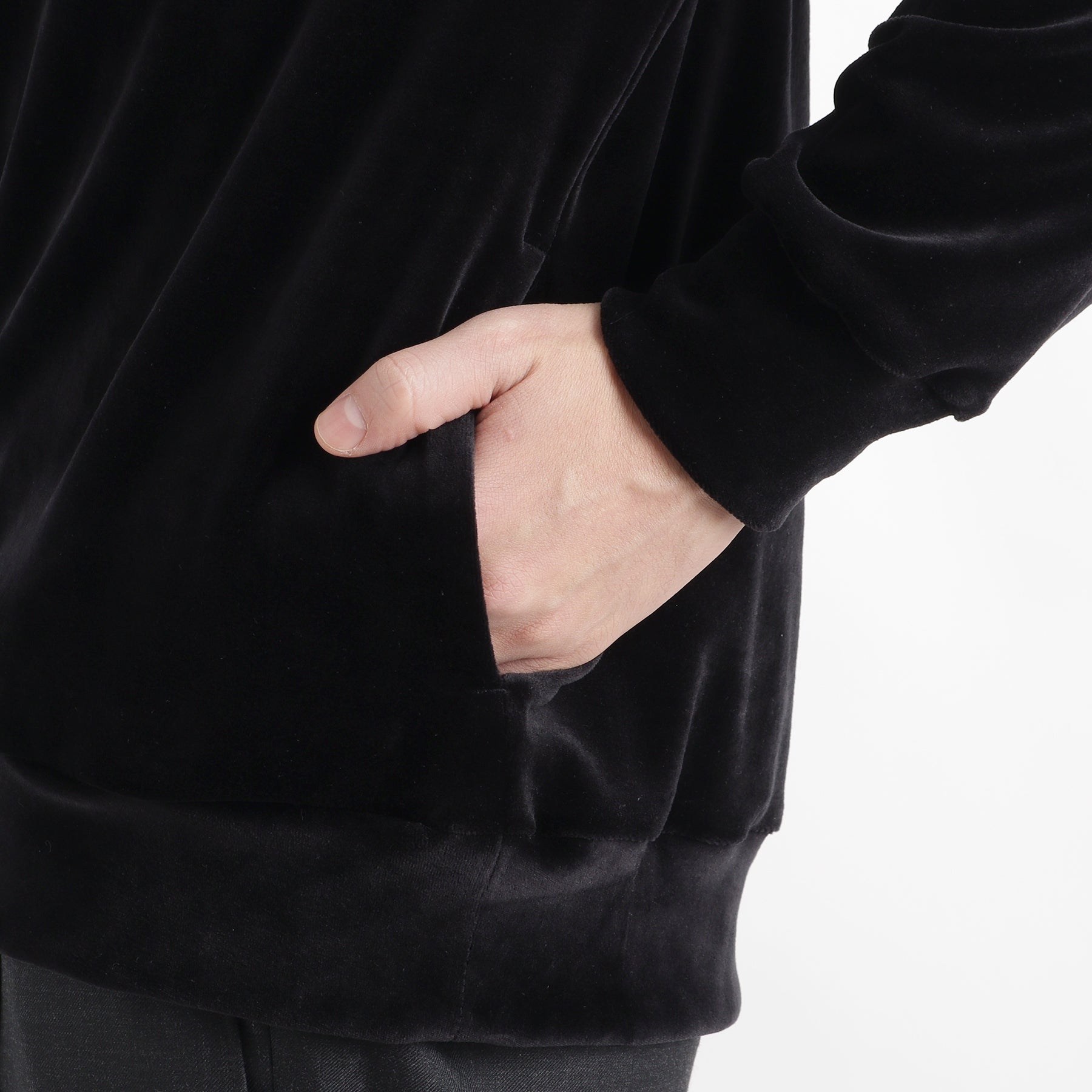 スビンプラチナムベロアプルオーバーフーディーブラックのポケットを写したメンズ着用画像