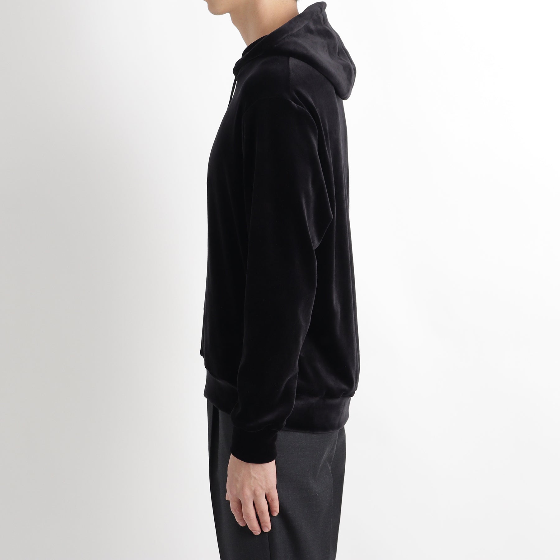 スビンプラチナムベロアプルオーバーフーディーブラックの側面を写したメンズ着用画像