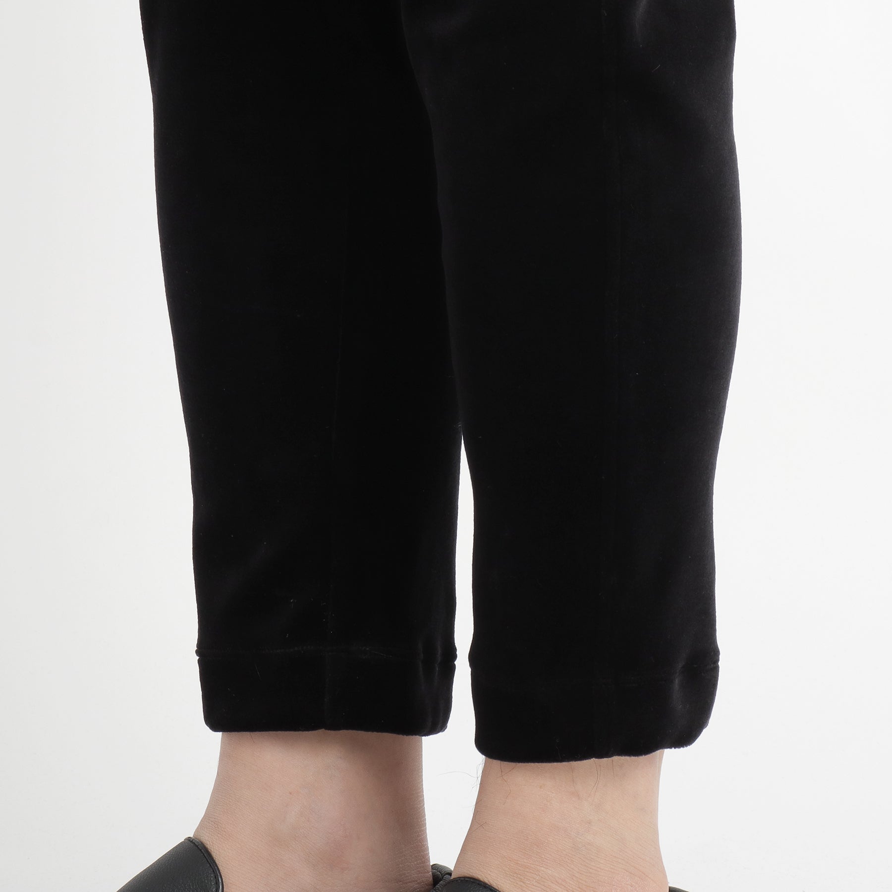 スビンプラチナムベロアスウェットパンツブラックの裾を写したメンズ着用画像