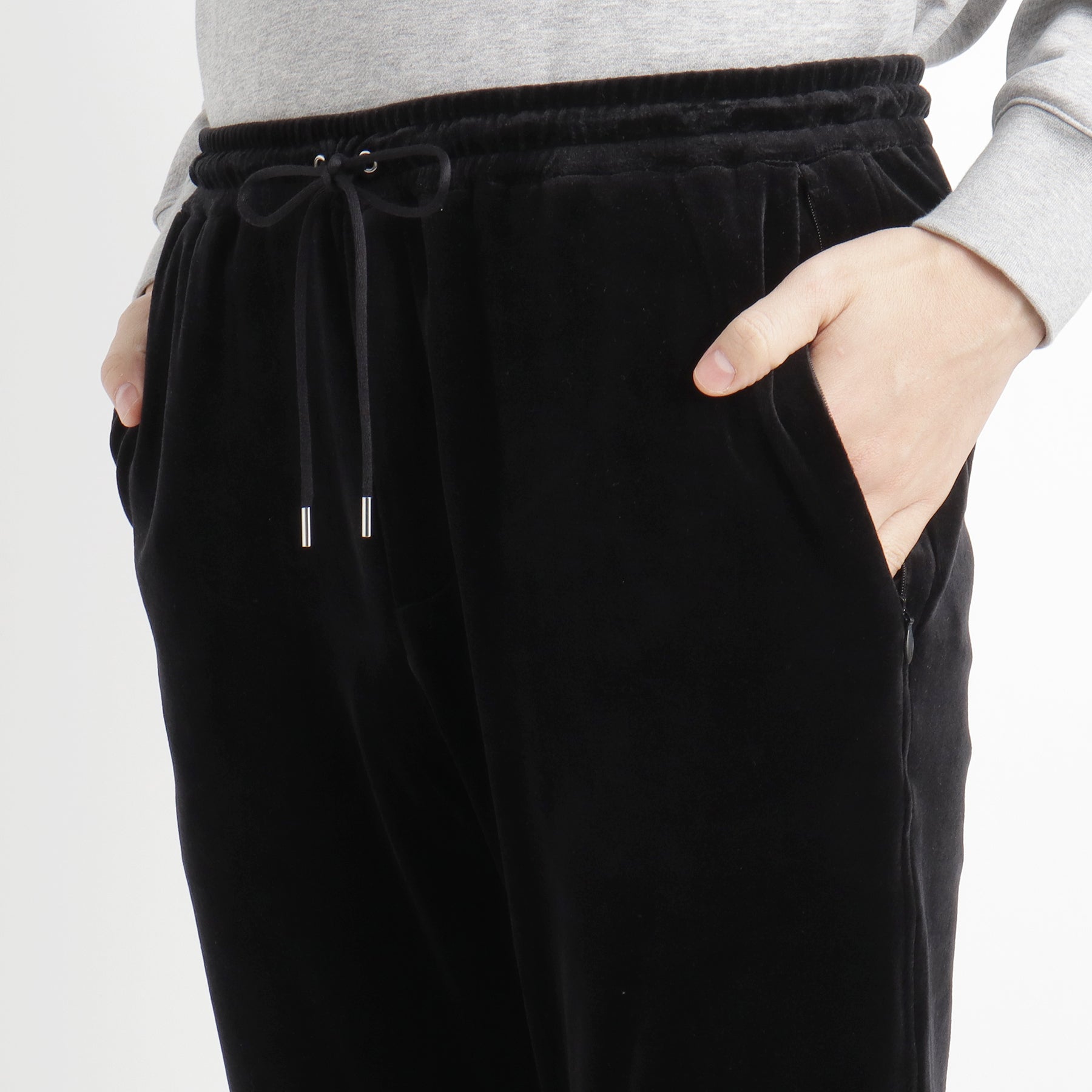 スビンプラチナムベロアスウェットパンツブラックのポケット部分を写したメンズ着用画像