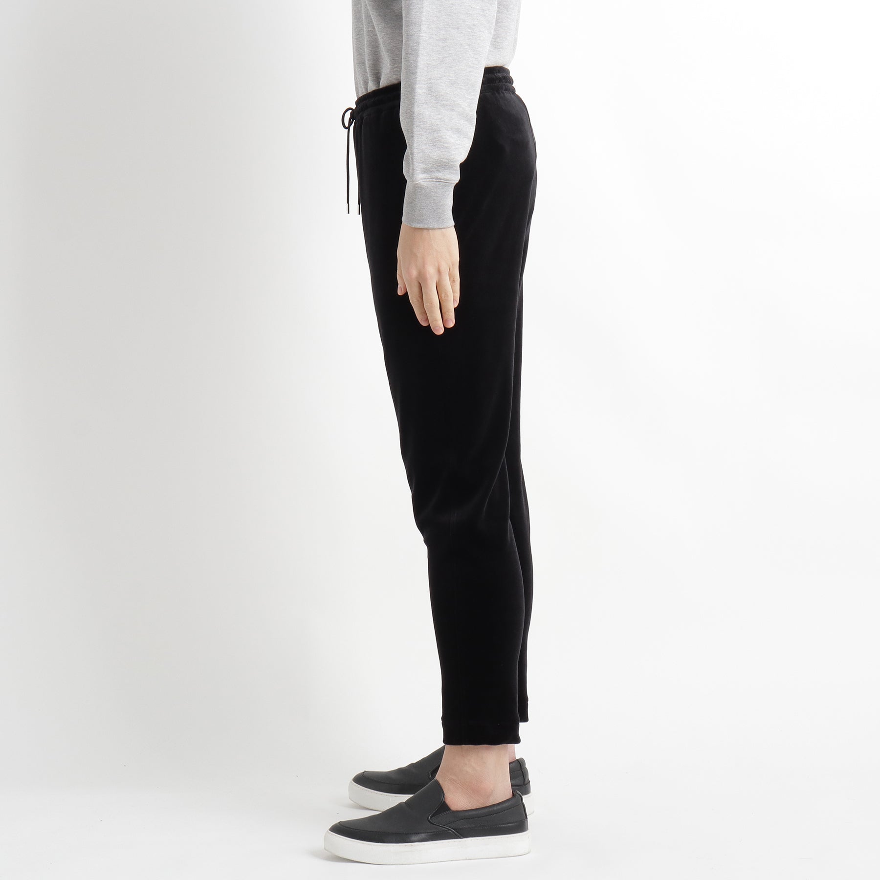 スビンプラチナムベロアスウェットパンツブラックの側面を写したメンズ着用画像