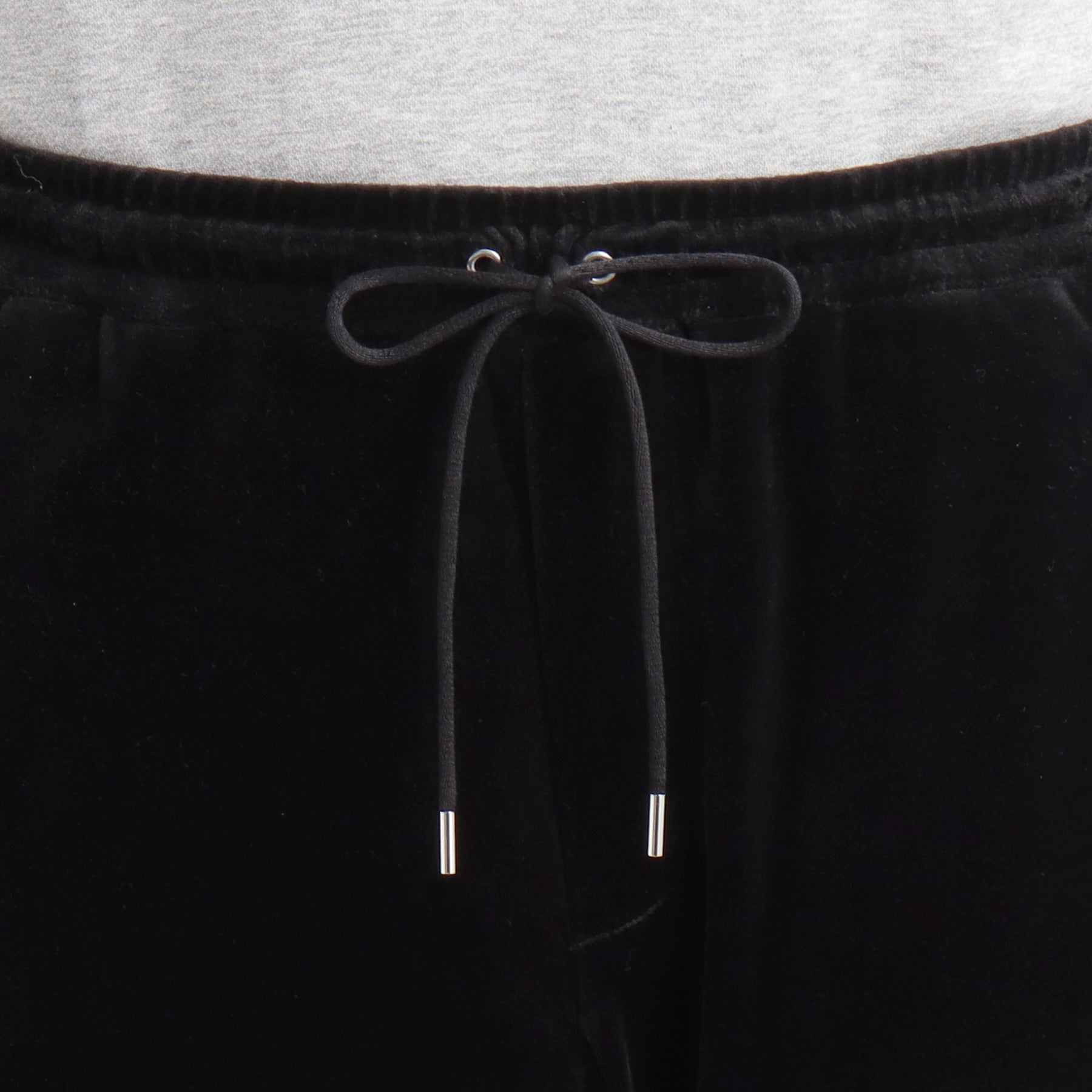 スビンプラチナムベロアスウェットパンツブラックのウエスト紐部分を写したメンズ着用画像