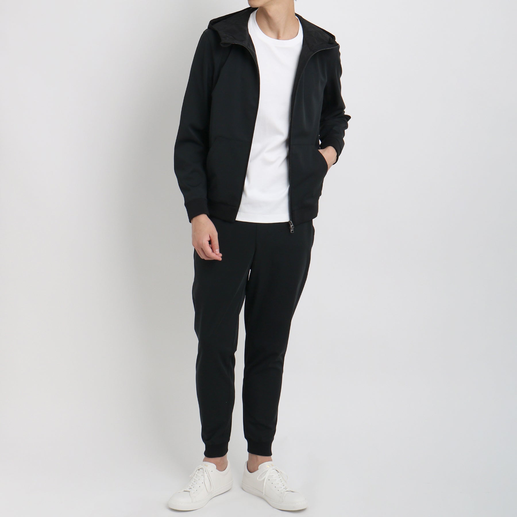 ジップを開いたマットツイストジップアップフーディーブラックとパンツのメンズ着用画像2