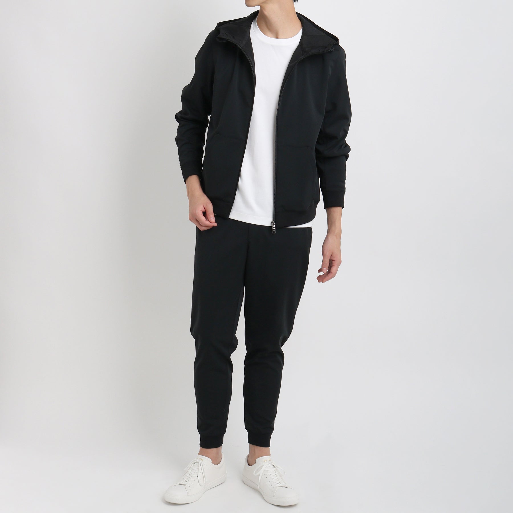 ジップを開いたマットツイストジップアップフーディーブラックとパンツのメンズ着用画像3