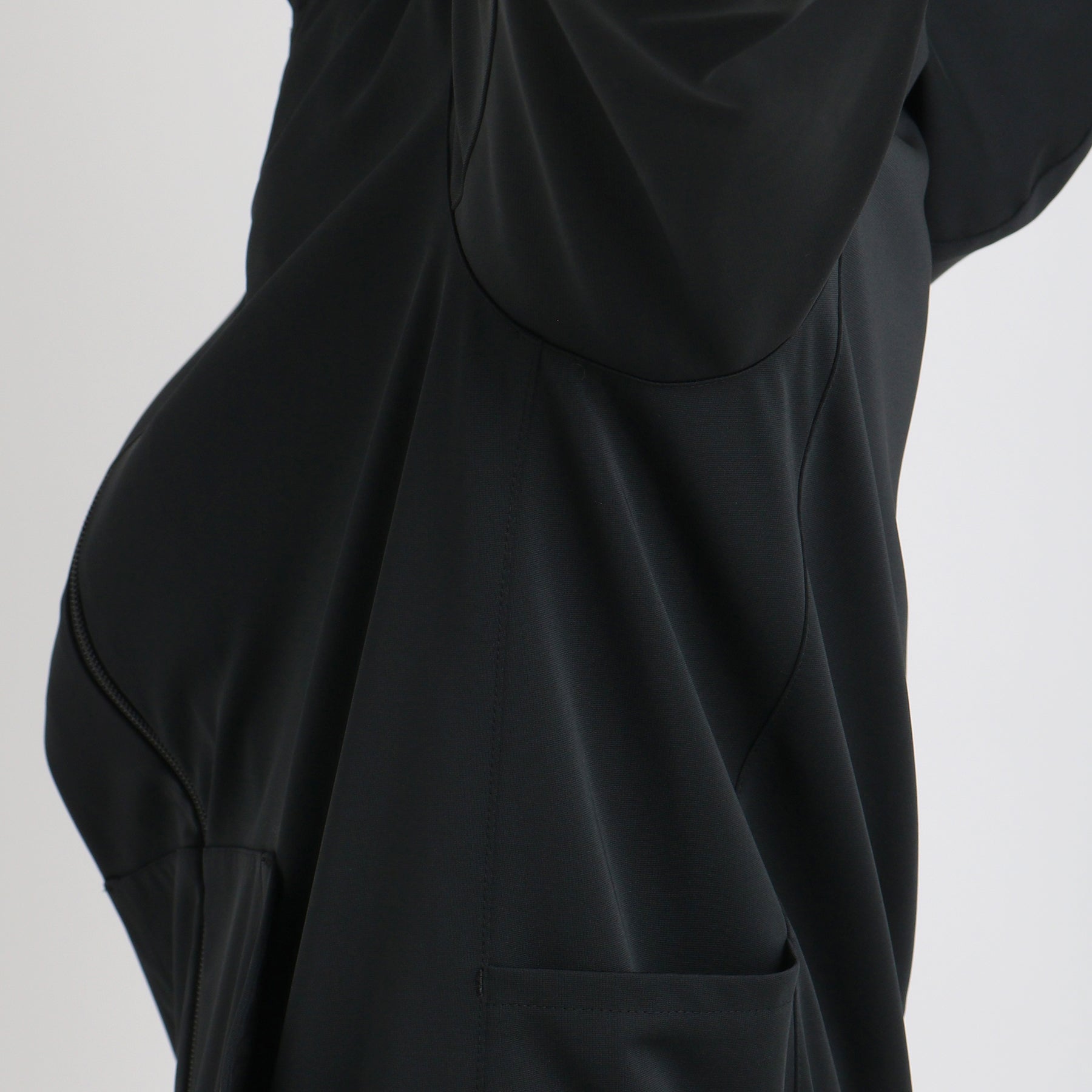 マットツイストジップアップフーディーブラックのアームホールを写したメンズ着用画像