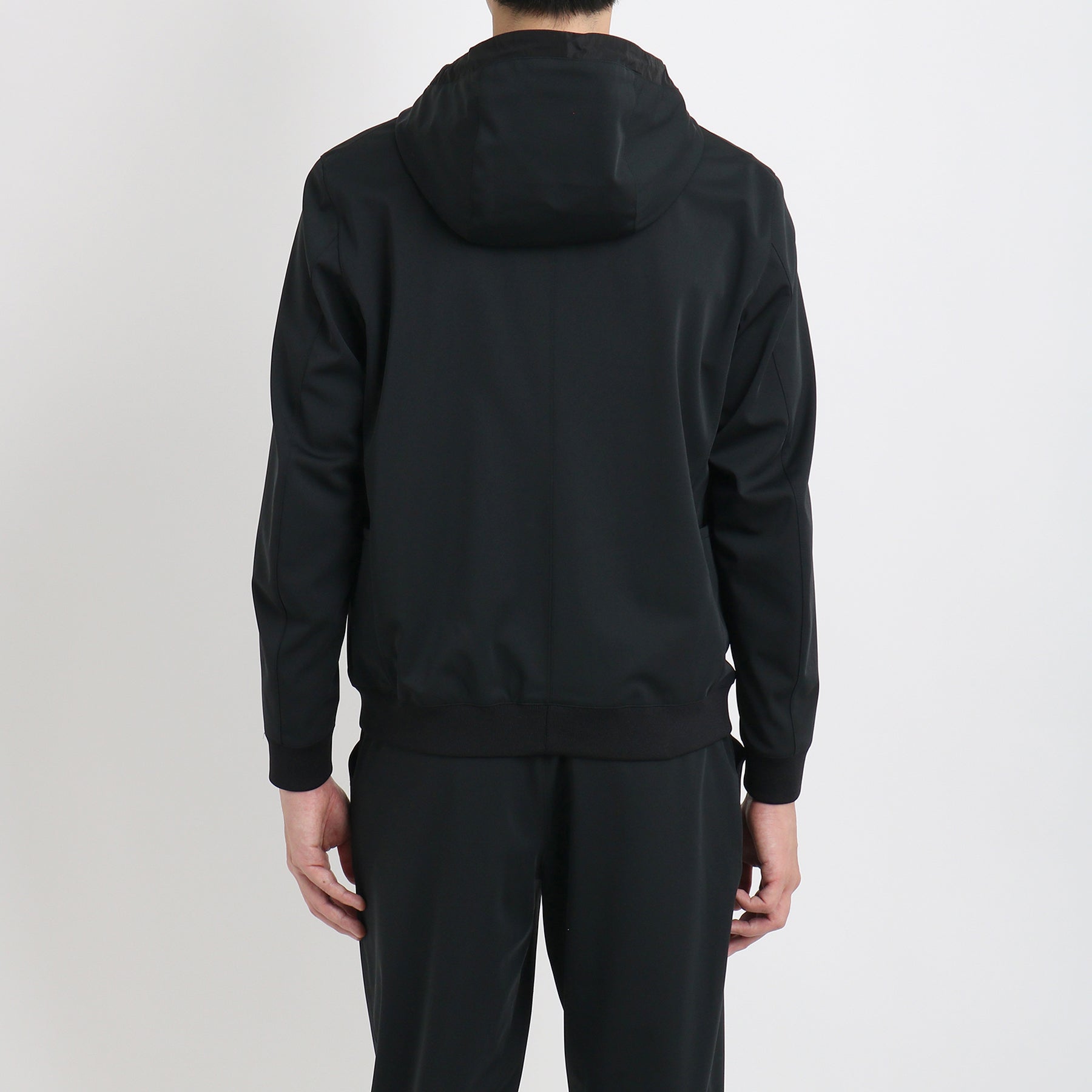 マットツイストジップアップフーディーブラックの背面を写したメンズ着用画像