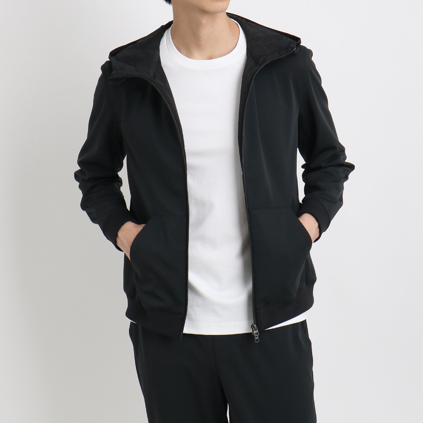 ジップを開いたマットツイストジップアップフーディーブラックのメンズ着用画像2