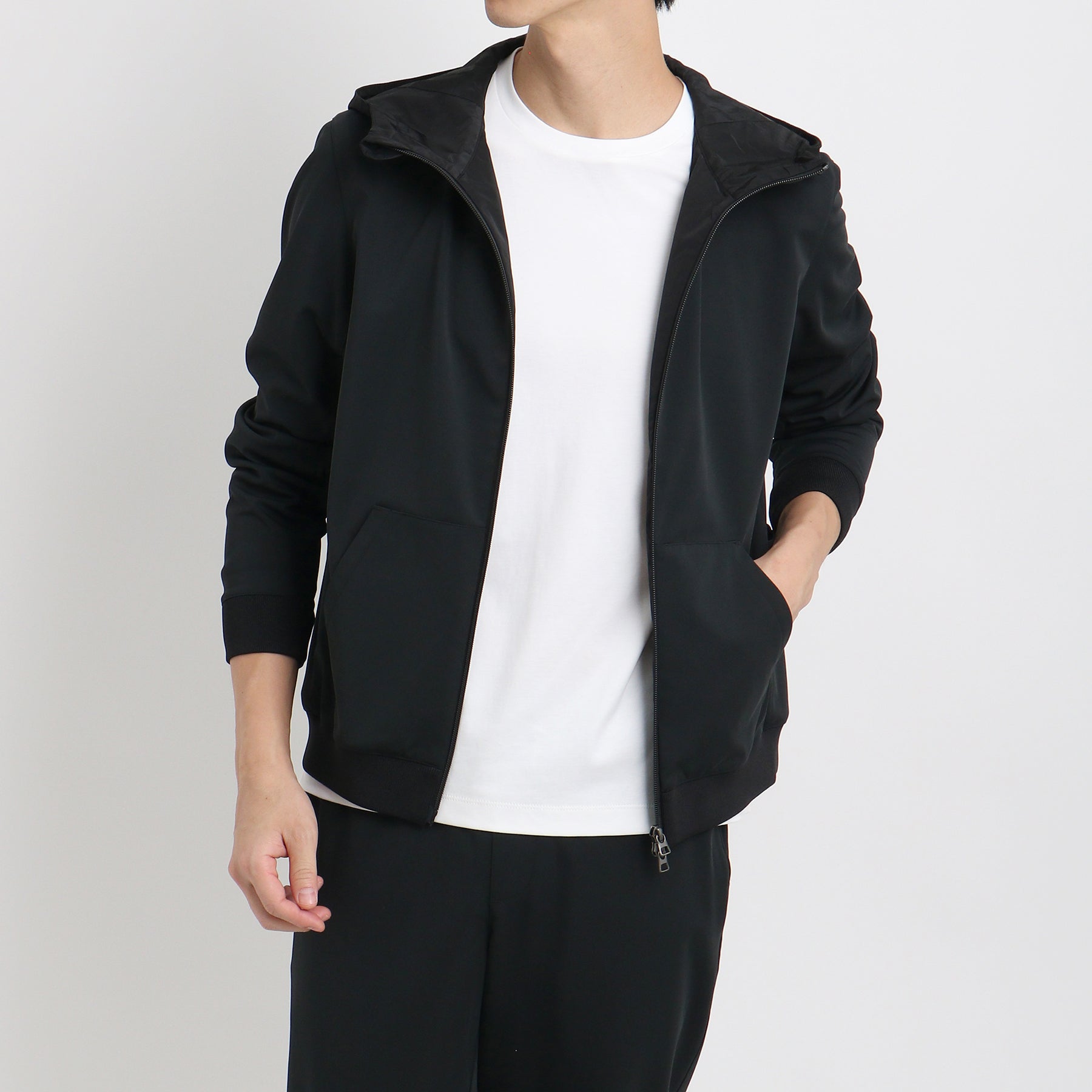 ジップを開いたマットツイストジップアップフーディーブラックのメンズ着用画像4