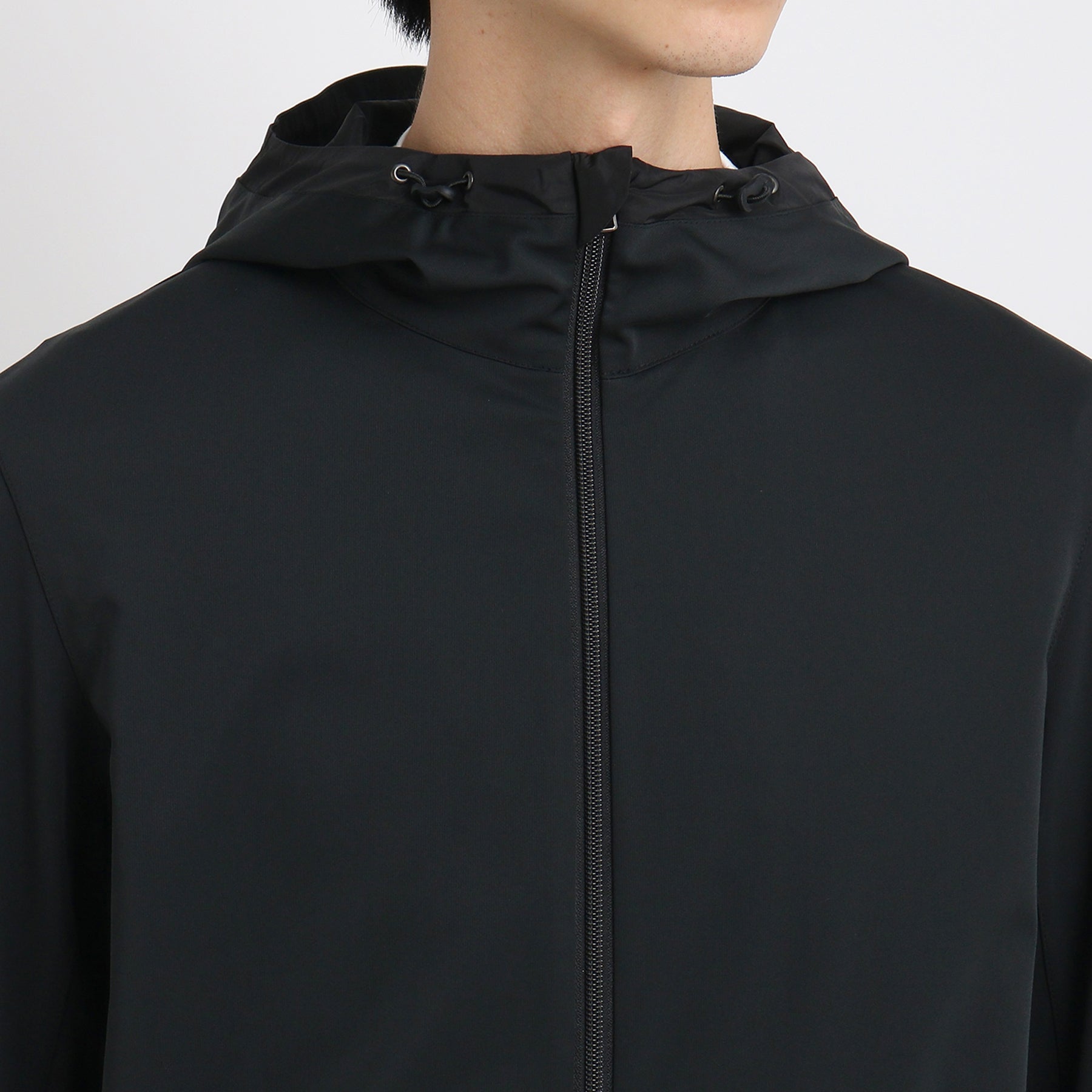 マットツイストジップアップフーディーブラックの首まわりを写したメンズ着用画像