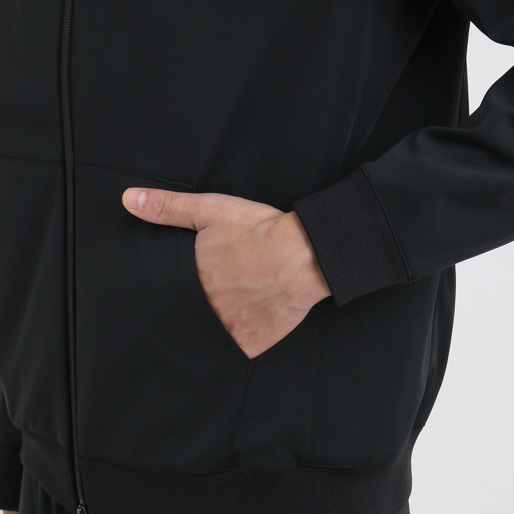マットツイストジップアップフーディーブラックのポケットを写したメンズ着用画像