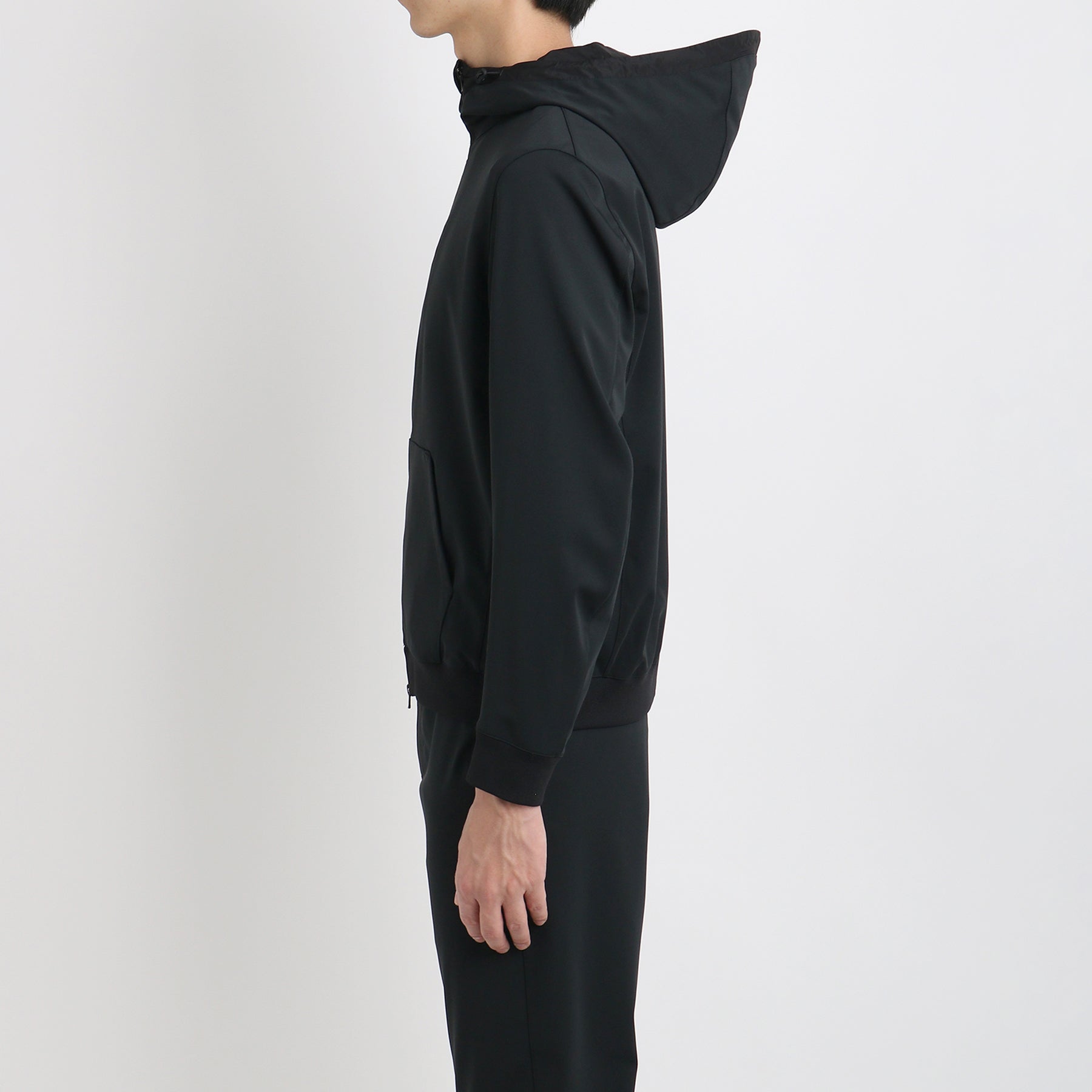 マットツイストジップアップフーディーブラックの側面を写したメンズ着用画像