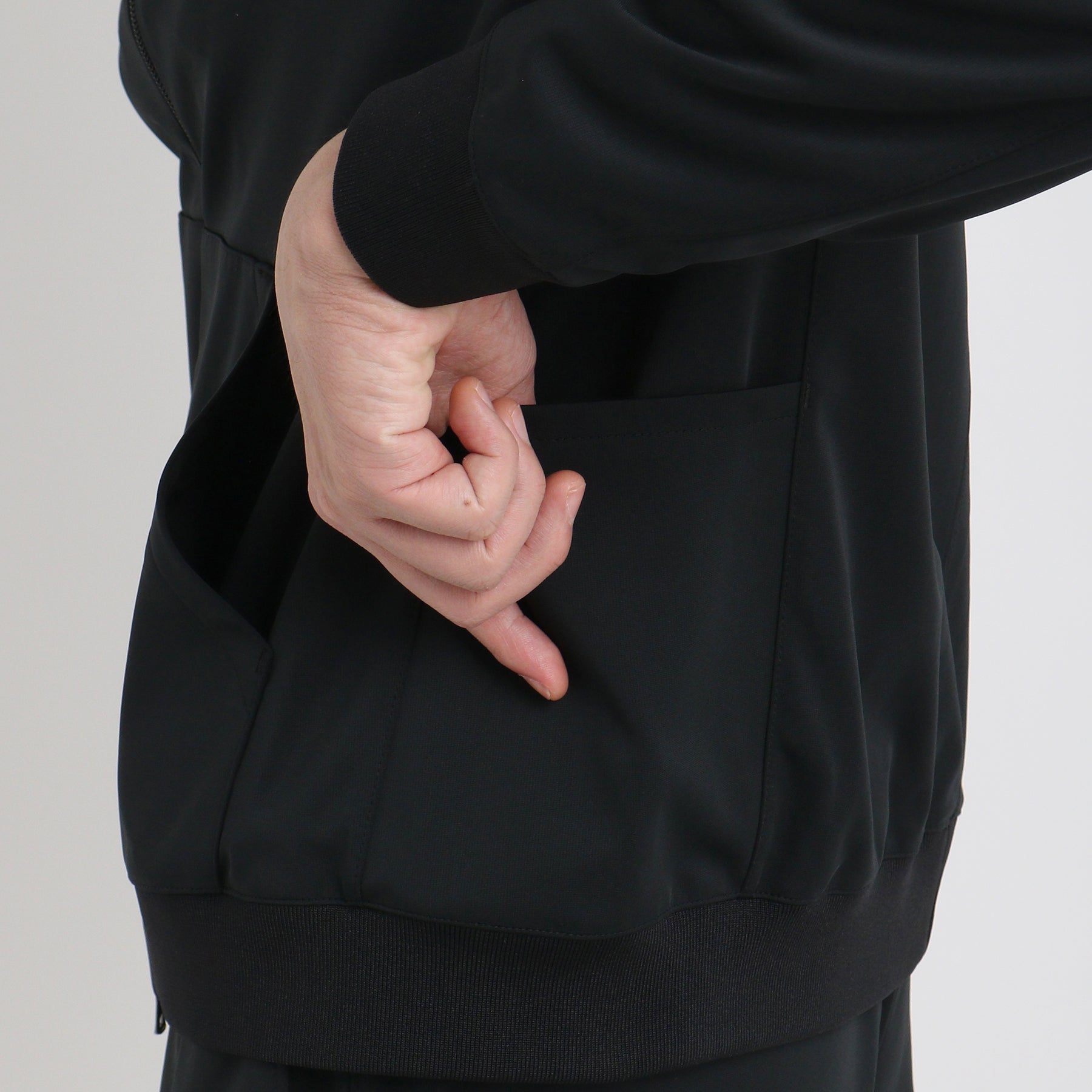 マットツイストジップアップフーディーブラックのサイドポケットを写したメンズ着用画像