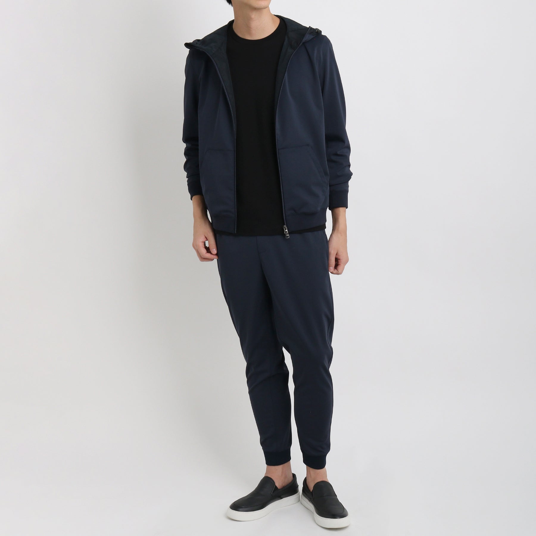 ジップを開いたマットツイストジップアップフーディーネイビーとパンツのメンズ着用画像8