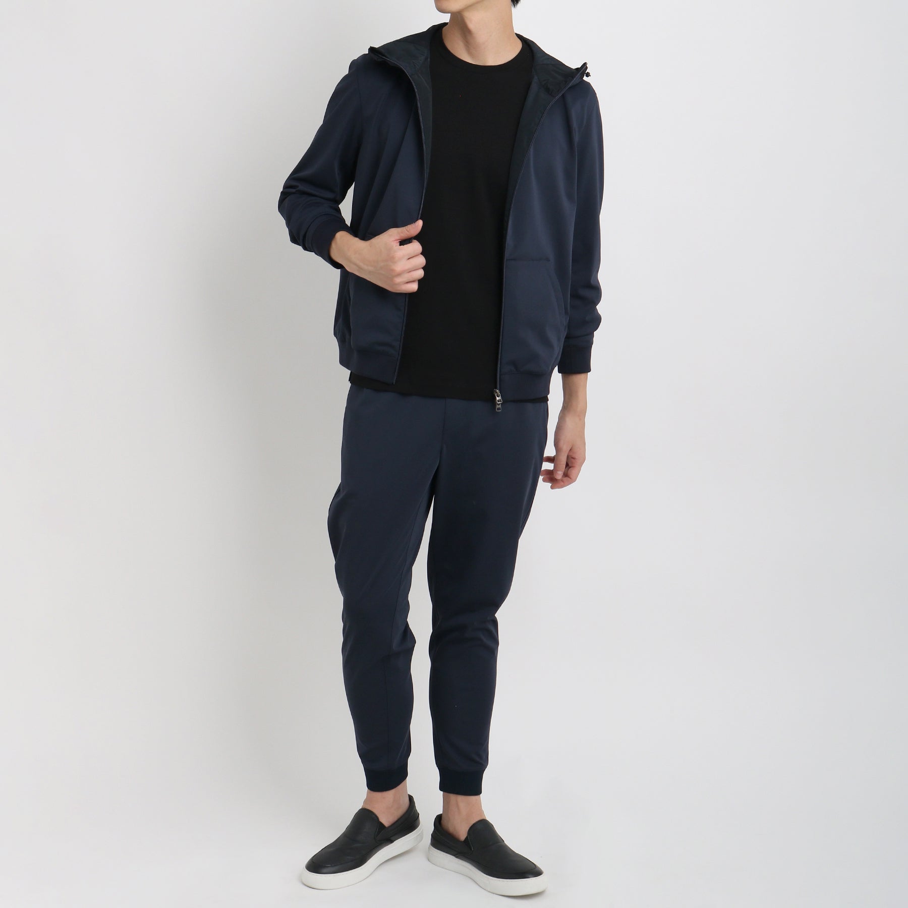 ジップを開いたマットツイストジップアップフーディーネイビーとパンツのメンズ着用画像7