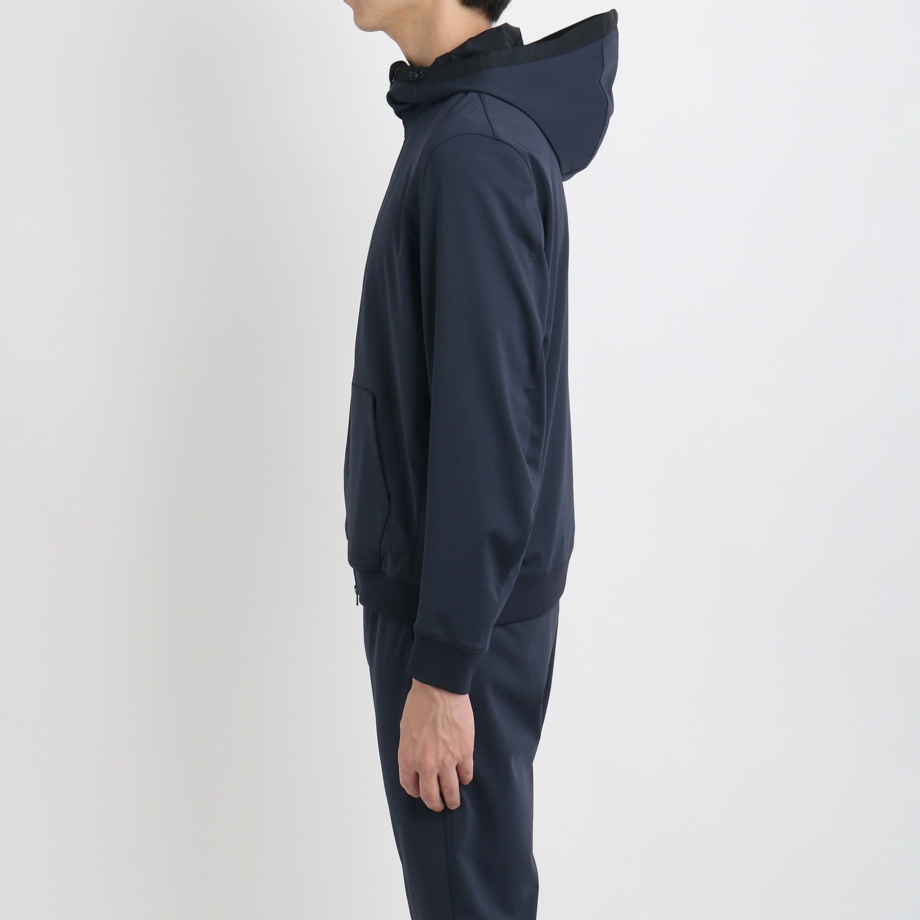 マットツイストジップアップフーディーネイビーの側面を写したメンズ着用画像