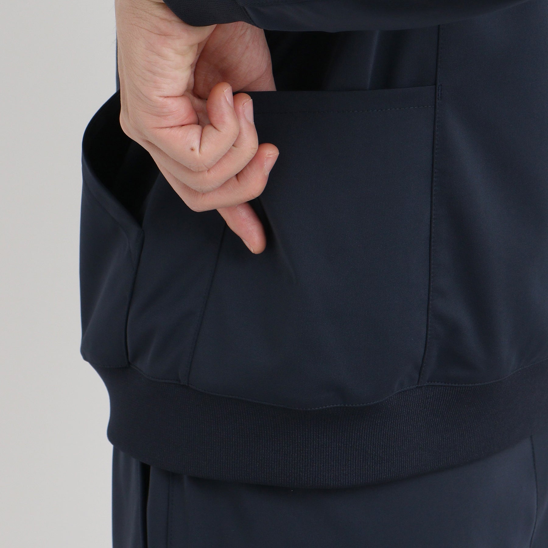 マットツイストジップアップフーディーネイビーのサイドポケットを写したメンズ着用画像