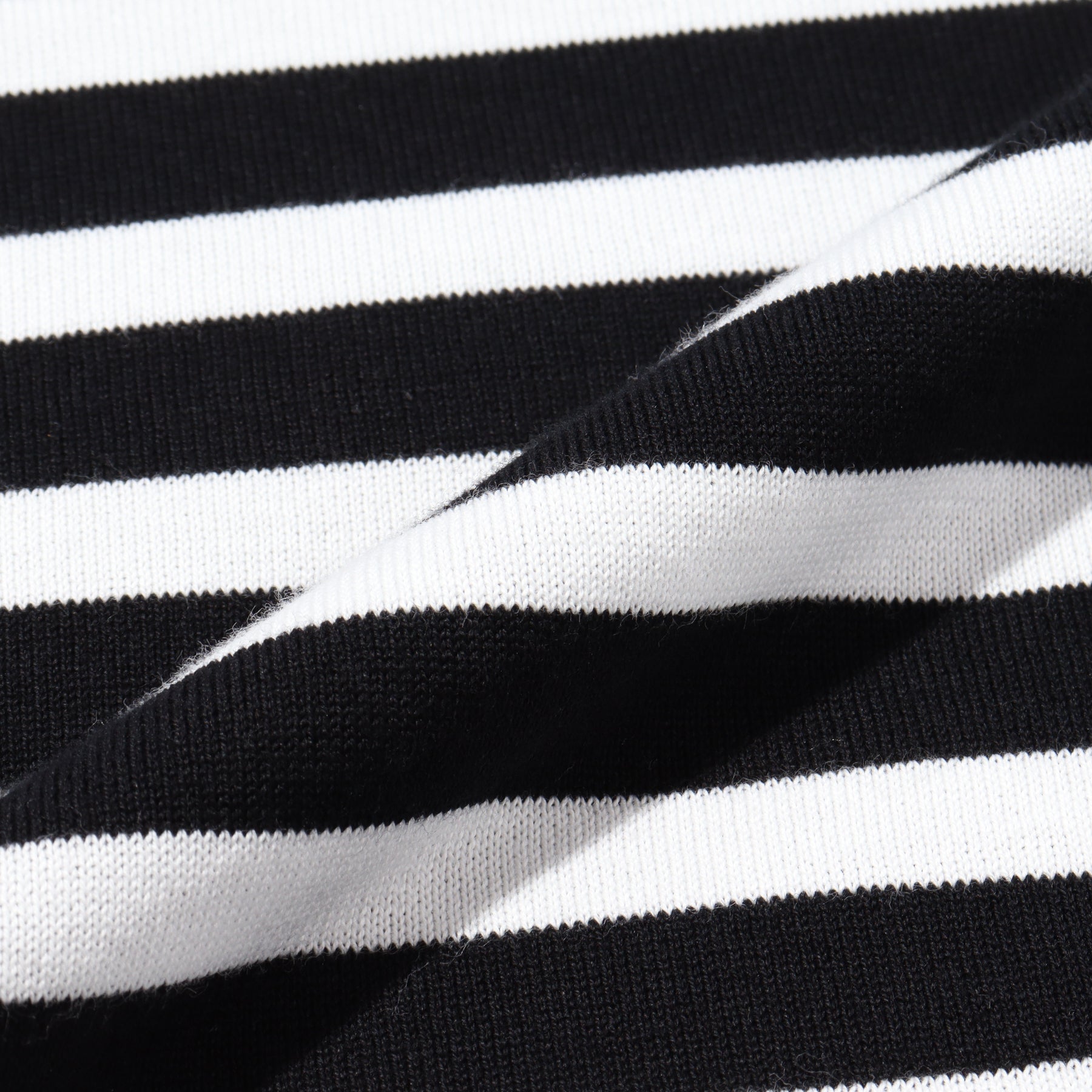 スビンプラチナムボーダーニットブラックホワイトの生地を写した商品画像