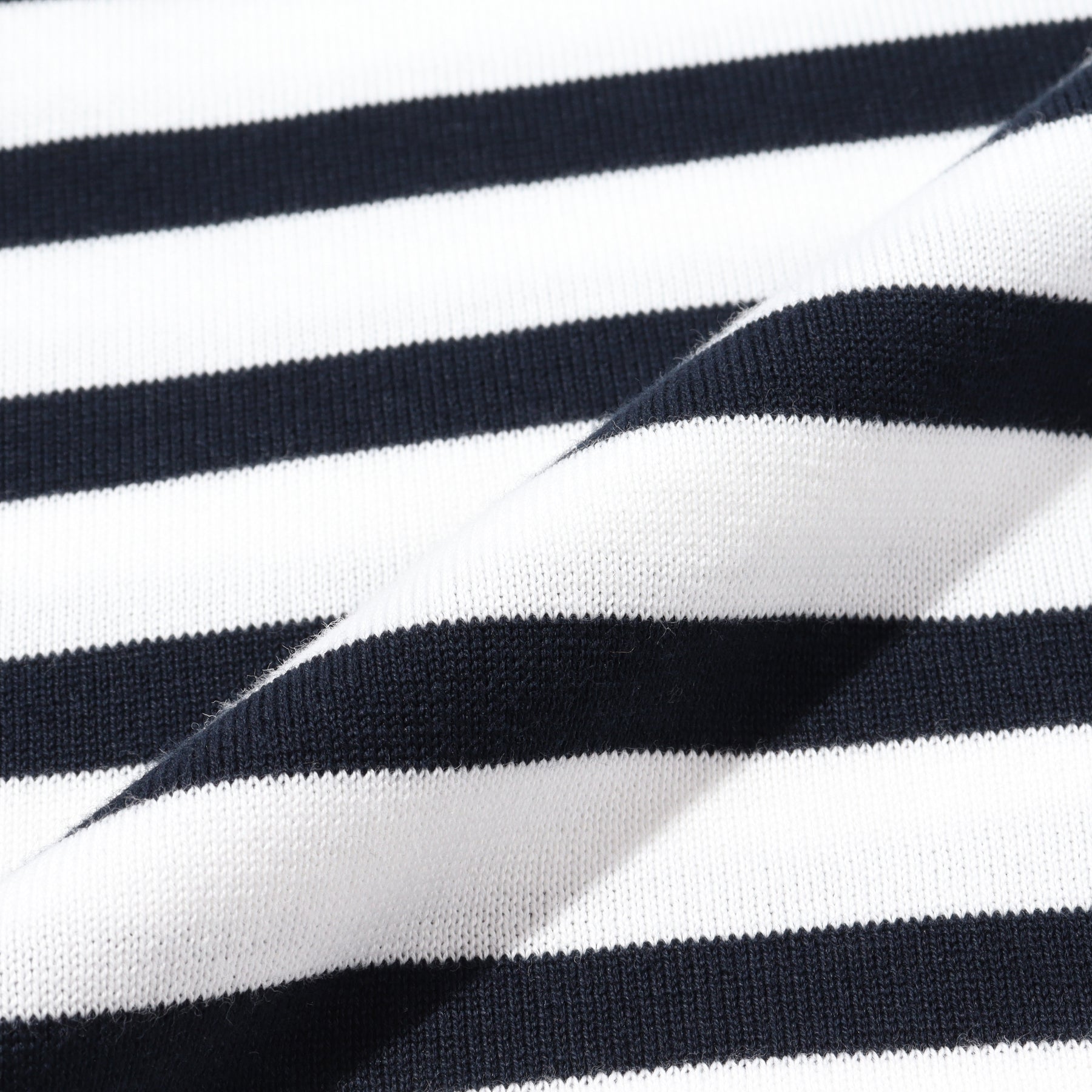 スビンプラチナムボーダーニットホワイトネイビーの生地を写した商品画像