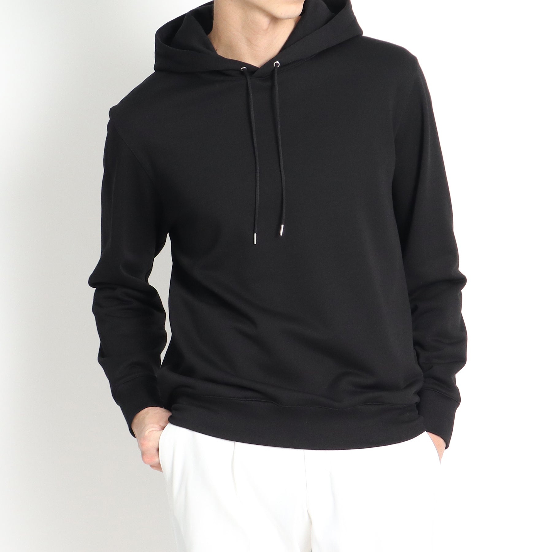 スビンプラチナム裏毛フーディーブラックのメンズ着用画像バリエーション3