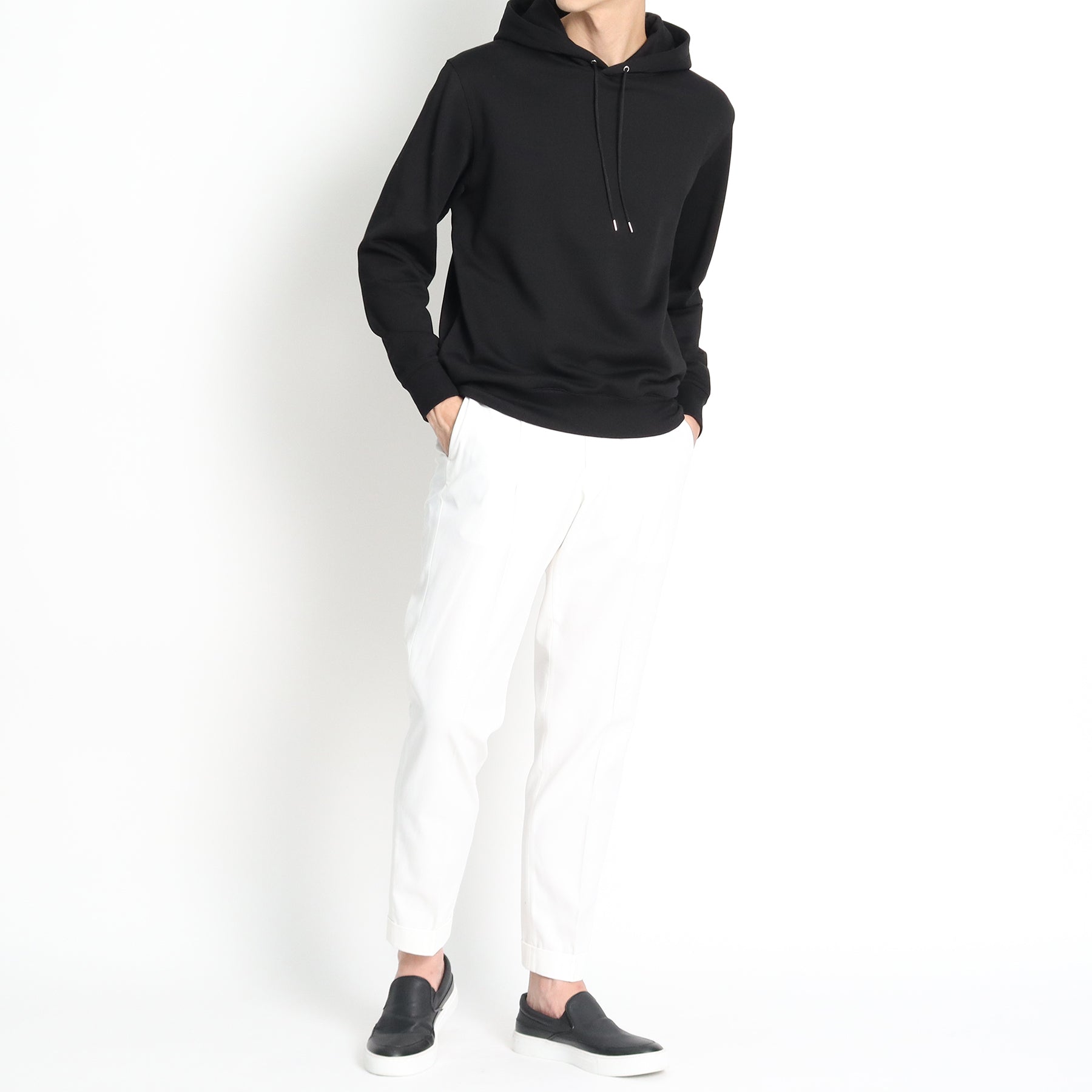 スビンプラチナム裏毛フーディーブラックとパンツのメンズ着用画像バリエーション2