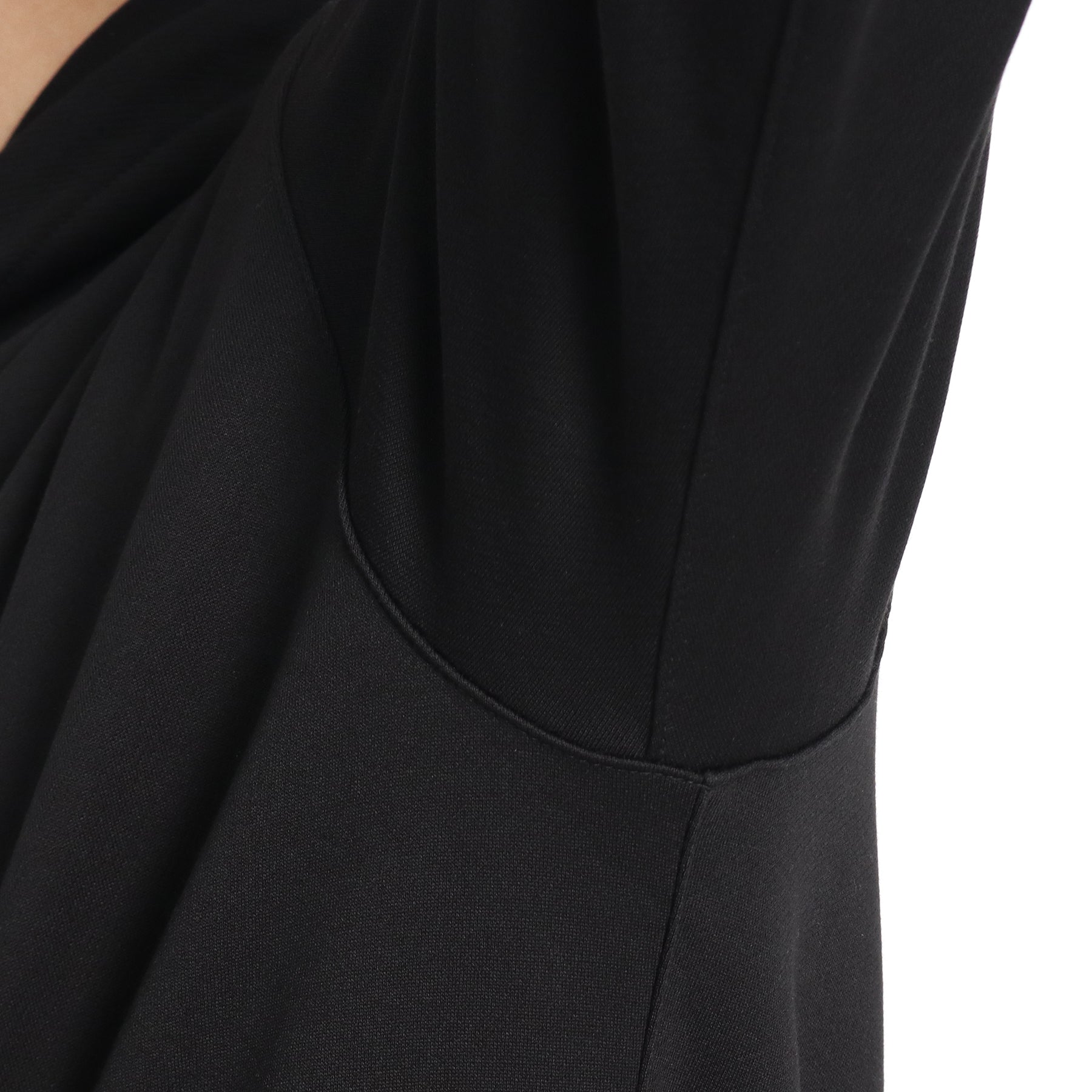 スビンプラチナム裏毛フーディーブラックのアームホールを写したメンズ着用画像