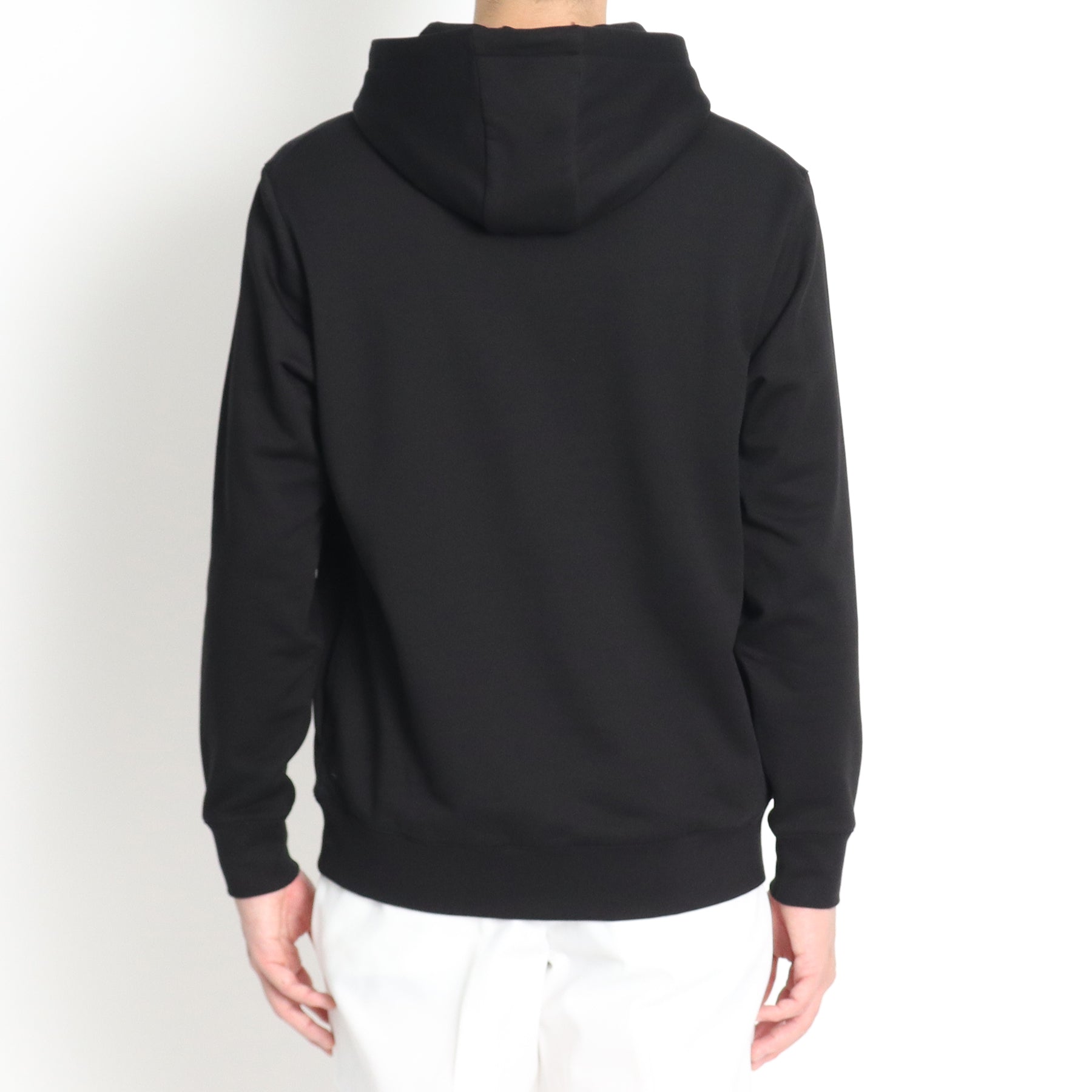 スビンプラチナム裏毛フーディーブラックの背面を写したメンズ着用画像