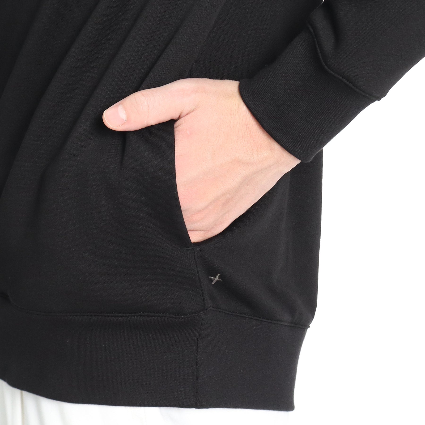 スビンプラチナム裏毛フーディーブラックの袖を写したメンズ着用画像