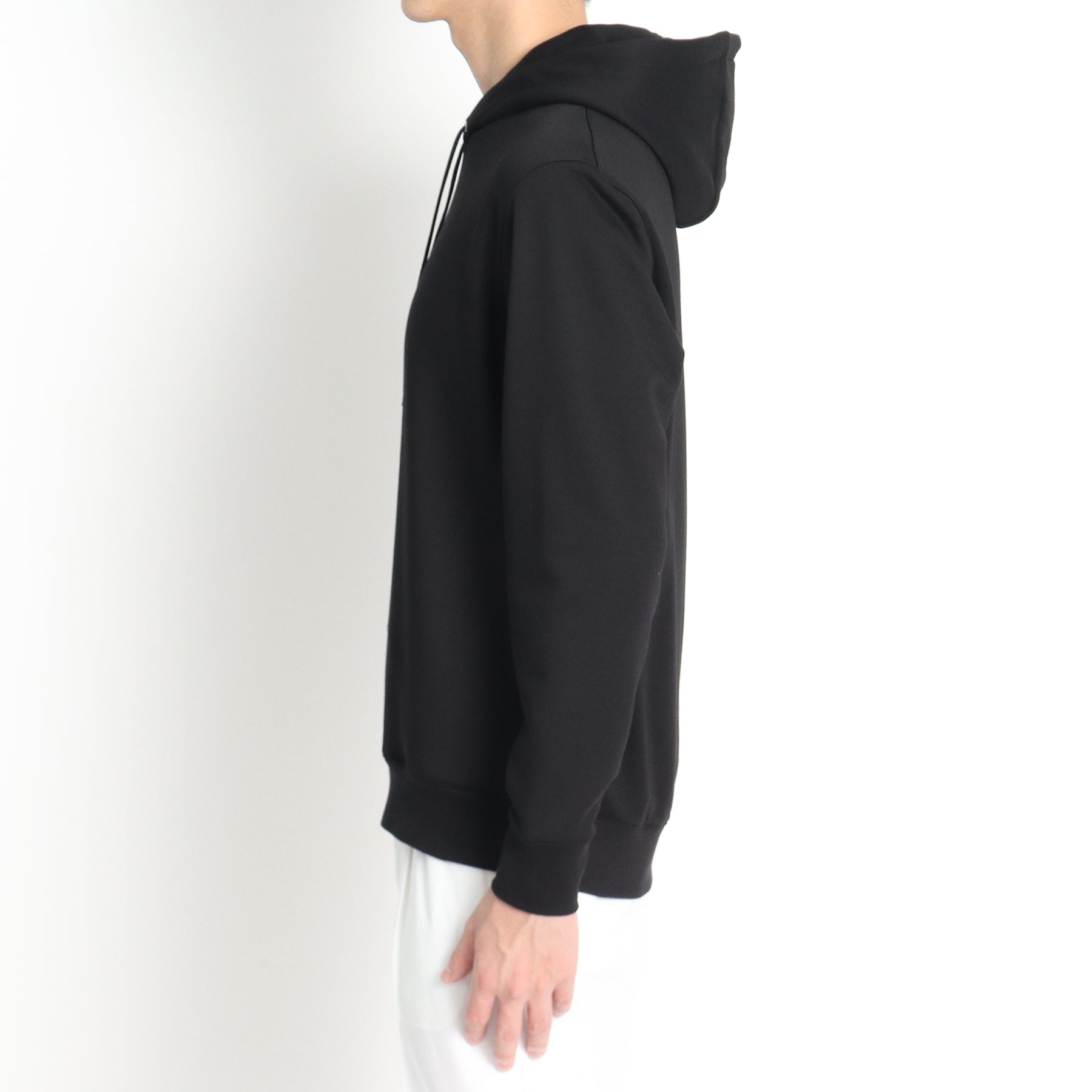 スビンプラチナム裏毛フーディーブラックの側面を写したメンズ着用画像