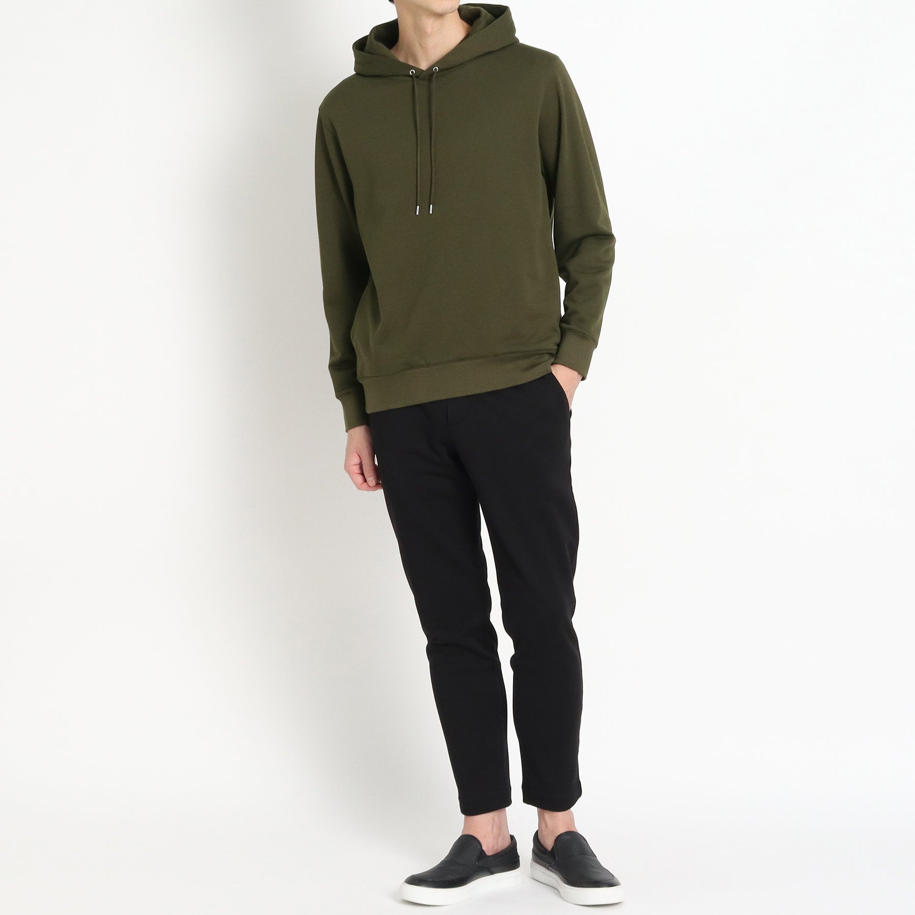 スビンプラチナム裏毛フーディーオリーブとパンツのメンズ着用画像バリエーション2
