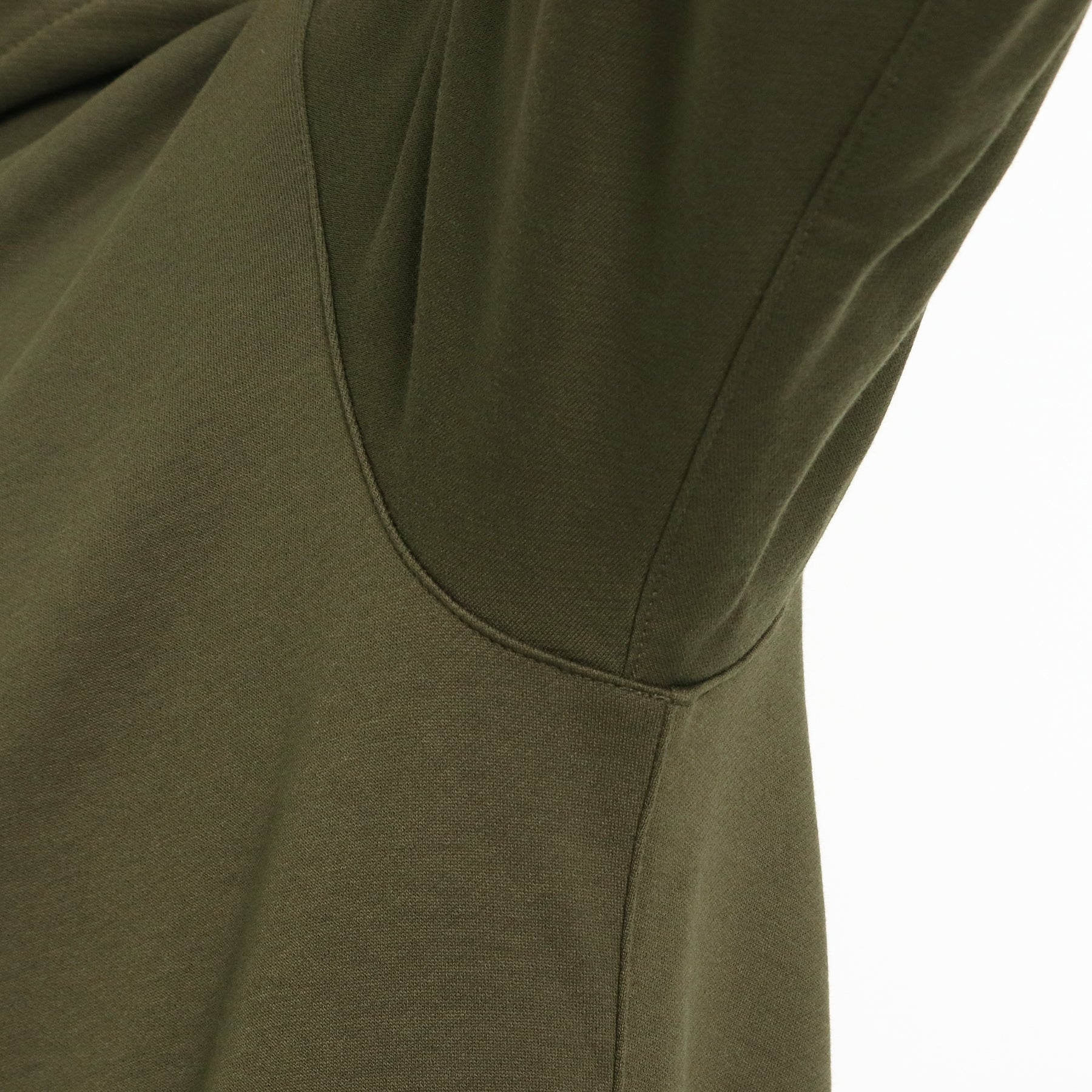 スビンプラチナム裏毛フーディーオリーブのアームホールを写したメンズ着用画像