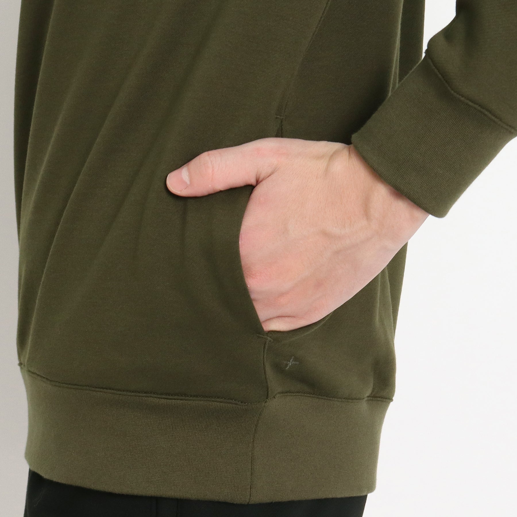 スビンプラチナム裏毛フーディーオリーブの袖を写したメンズ着用画像
