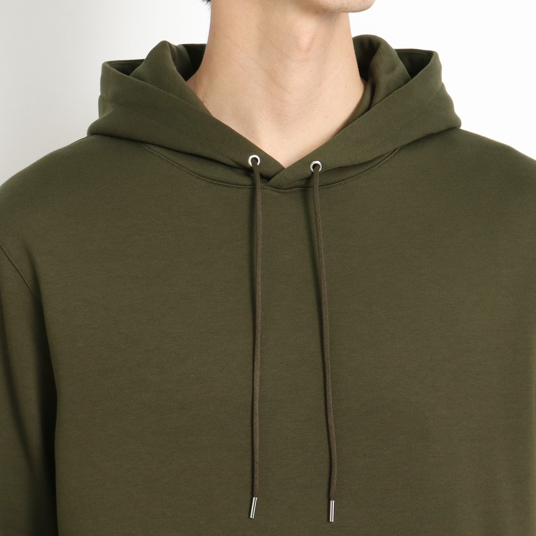 スビンプラチナム裏毛フーディーオリーブの首まわりを写したメンズ着用画像