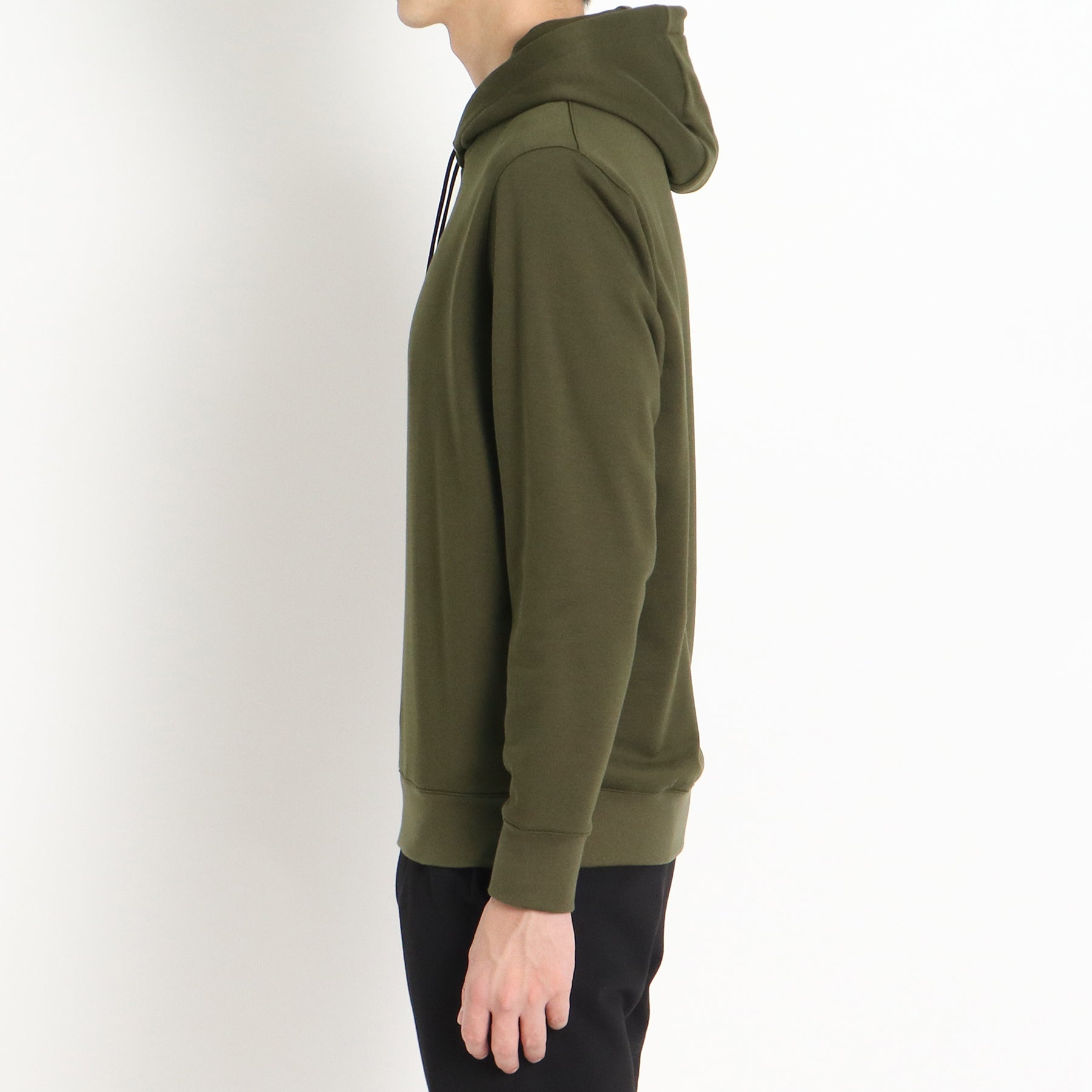 スビンプラチナム裏毛フーディーオリーブの側面を写したメンズ着用画像