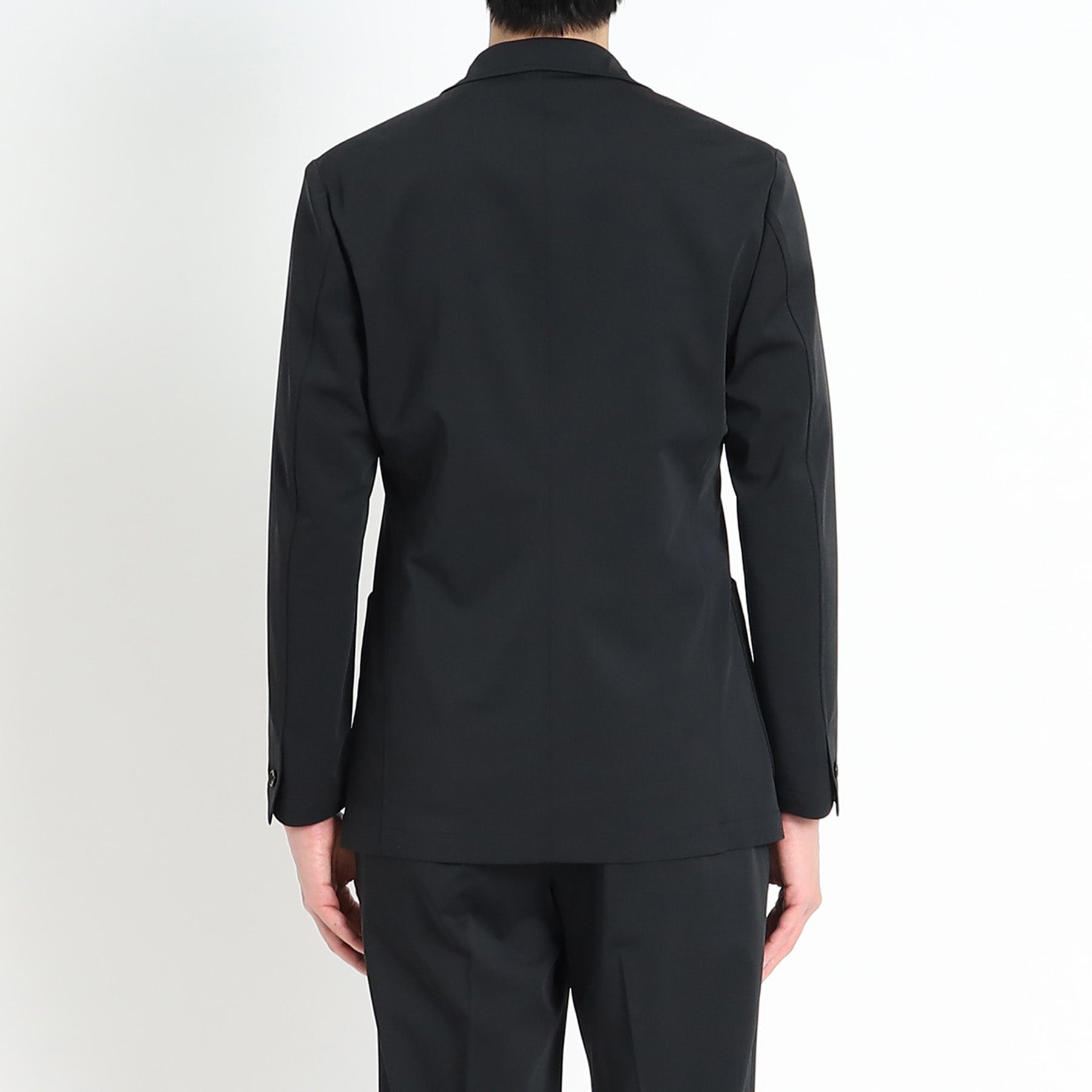 マットツイストイージージャケットブラックの背面を写したメンズ着用画像