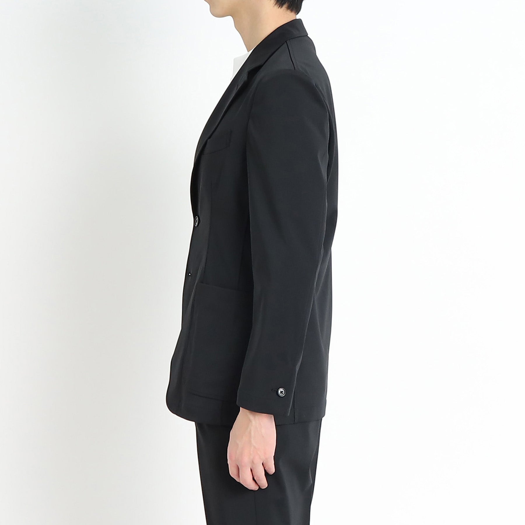 マットツイストイージージャケットブラックの側面を写したメンズ着用画像