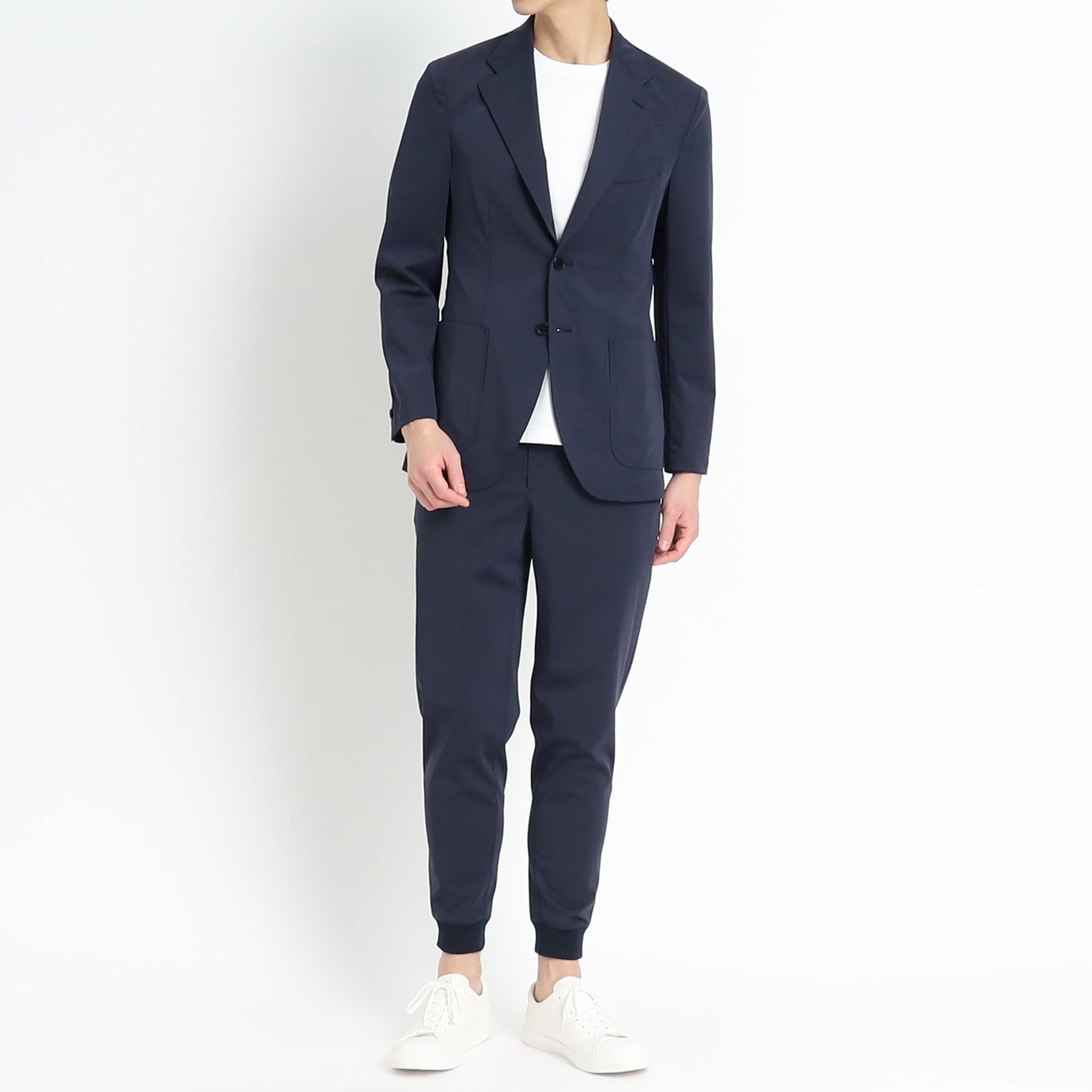 マットツイストイージージャケットネイビーとパンツのメンズ着用画像4