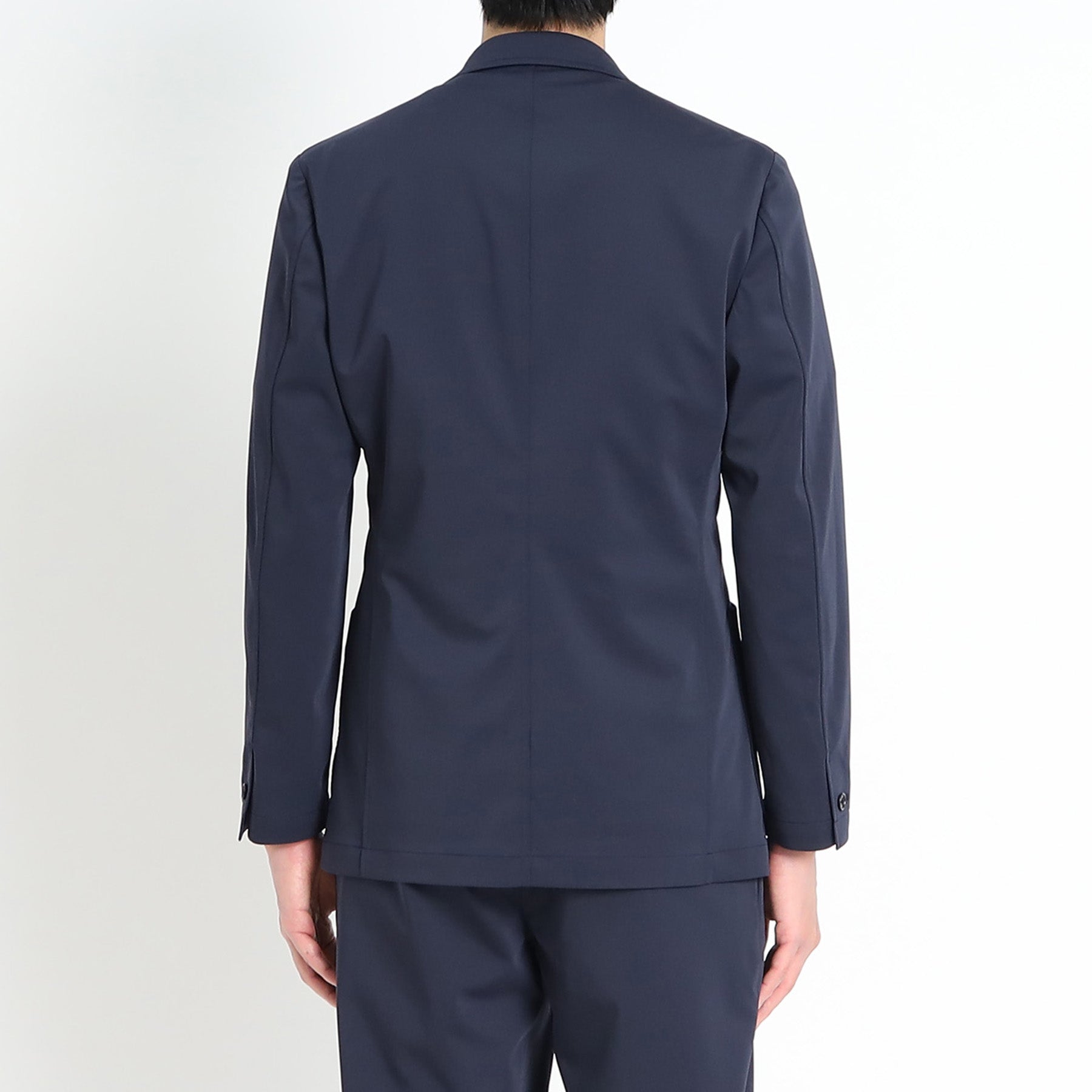 マットツイストイージージャケットネイビーの背面を写したメンズ着用画像