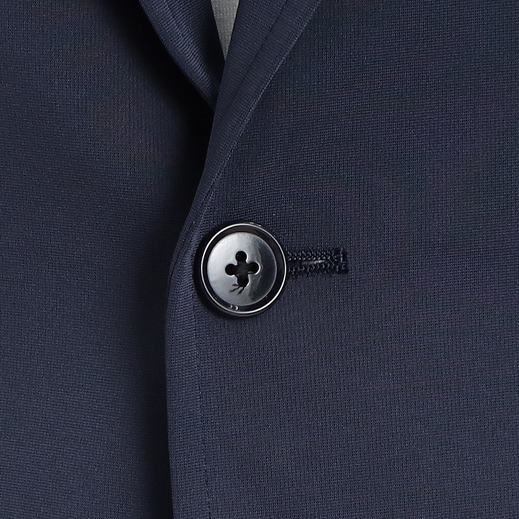 マットツイストイージージャケットネイビーのボタンを写したメンズ着用画像