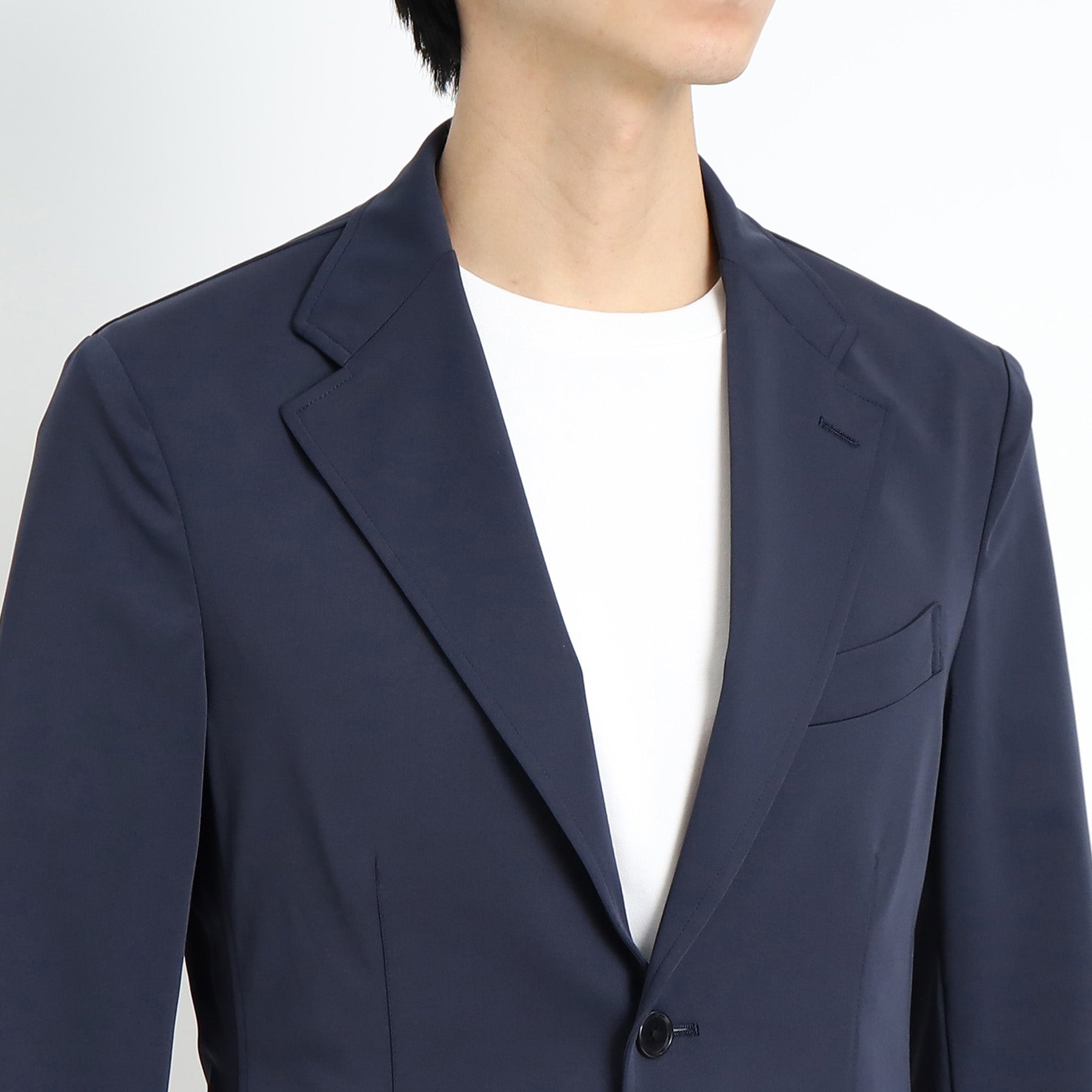 マットツイストイージージャケットネイビーの襟を写したメンズ着用画像