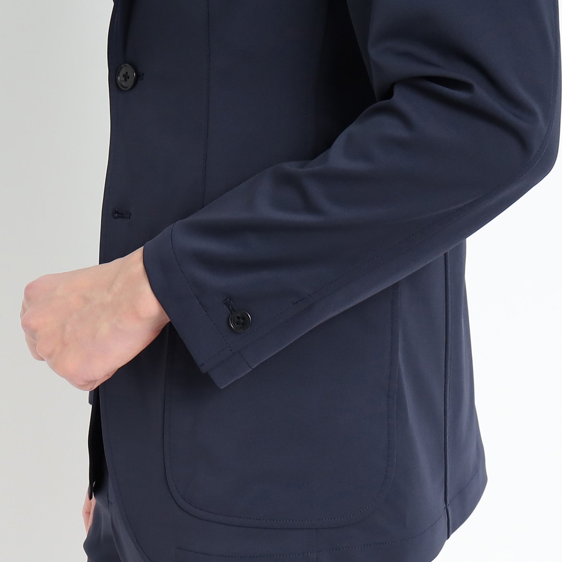 マットツイストイージージャケットネイビーの袖を写したメンズ着用画像