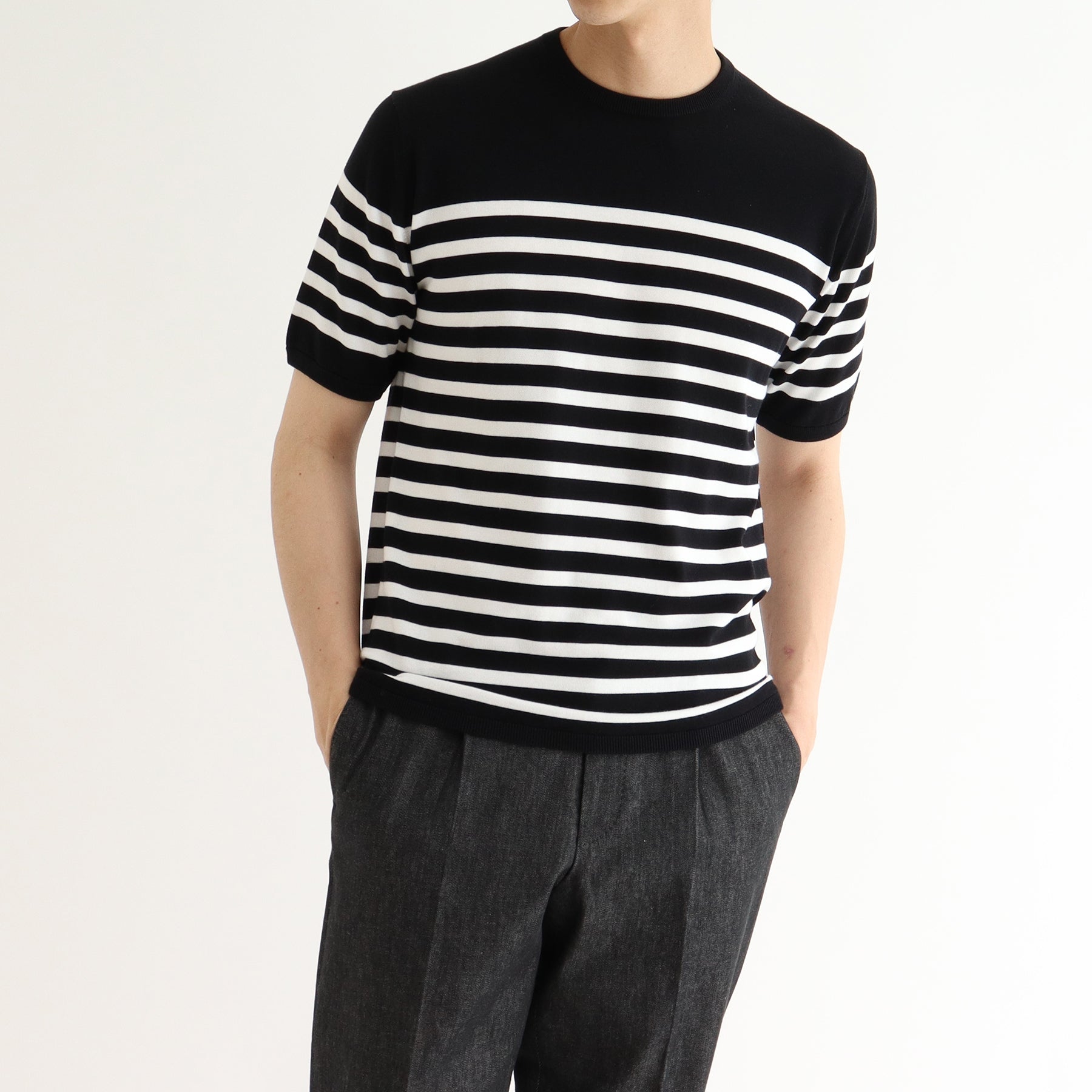 スビンプラチナムボーダーニットブラックホワイトのメンズ着用画像2