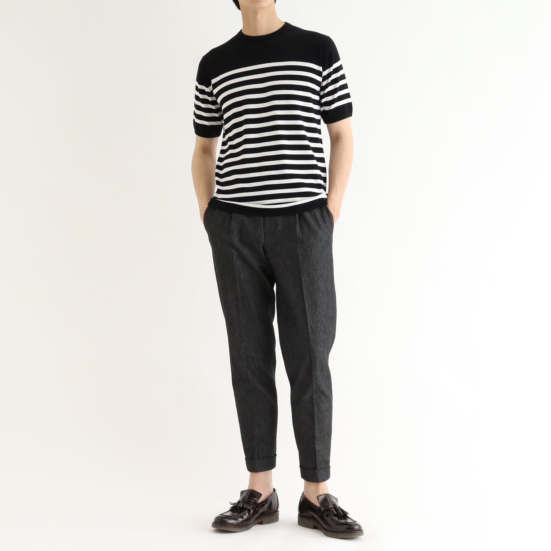 スビンプラチナムボーダーニットブラックホワイトとパンツのメンズ着用画像1