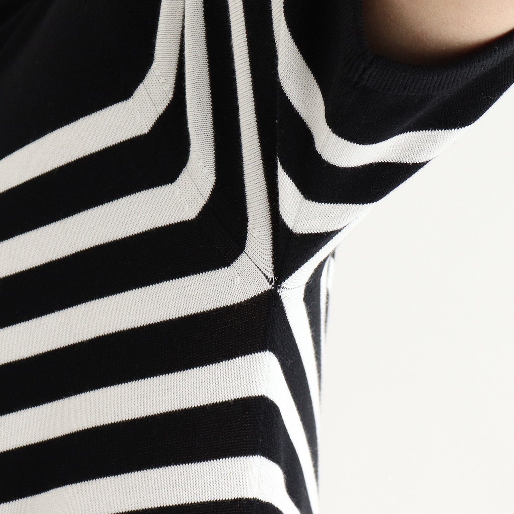 スビンプラチナムボーダーニットブラックホワイトのアームホールを写したメンズ着用画像