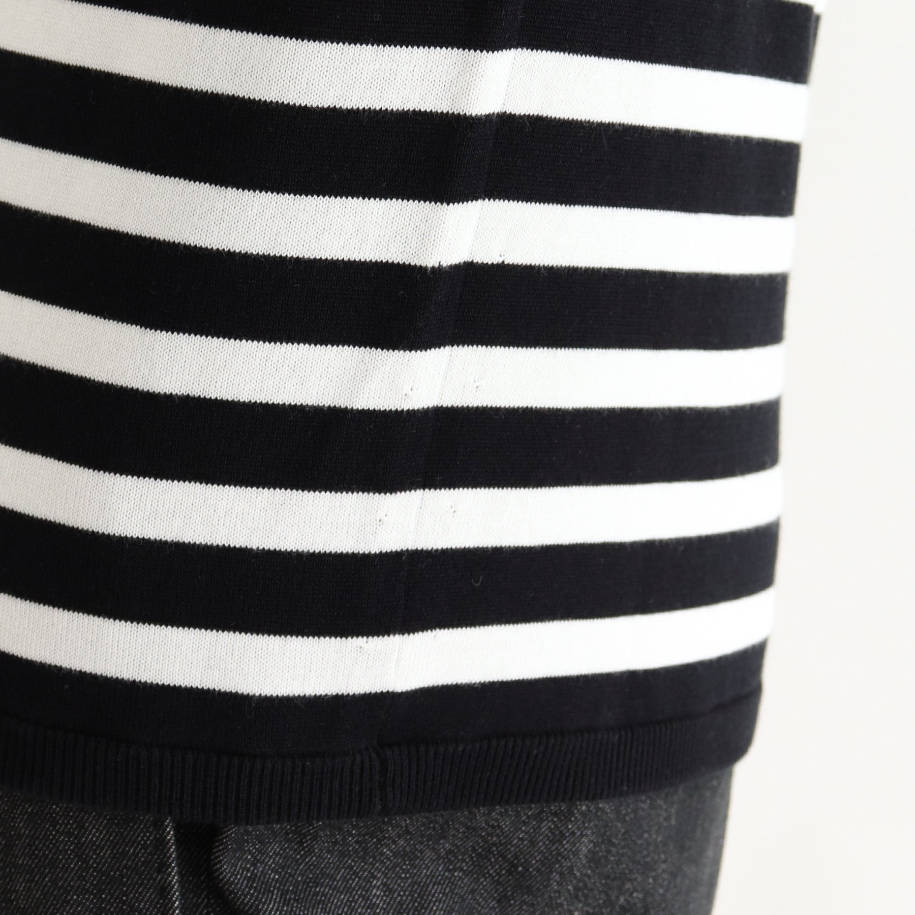 スビンプラチナムボーダーニットブラックホワイトの裾を写したメンズ着用画像